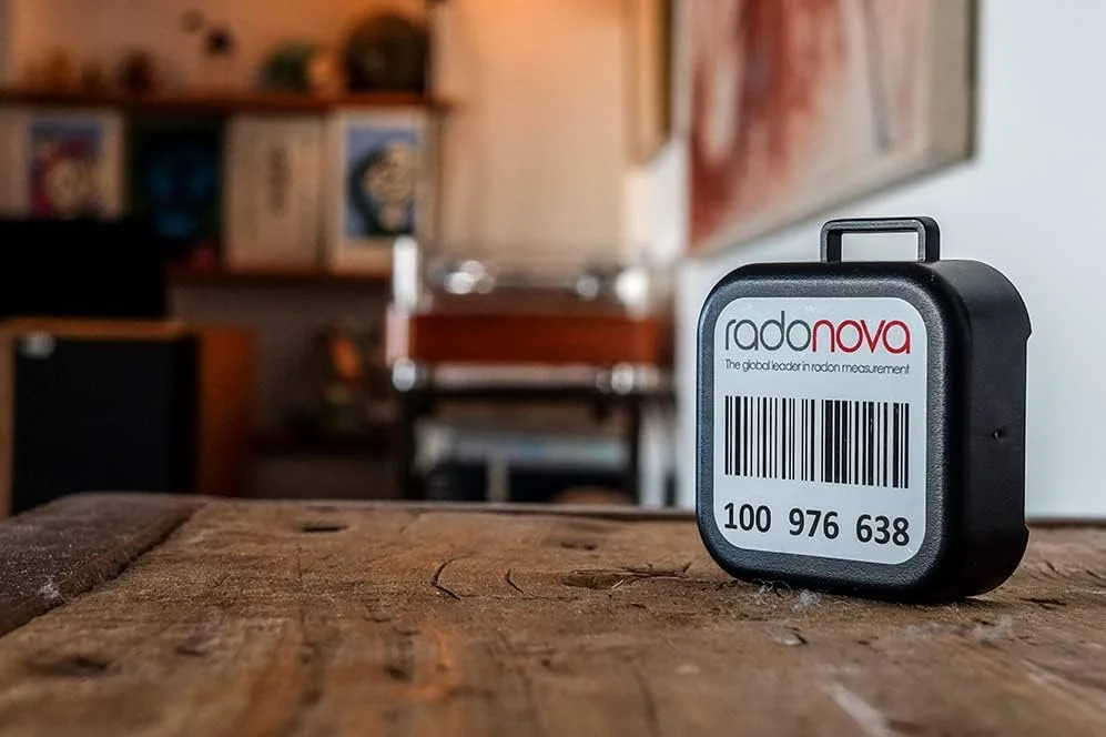 RADTRAK3 Radonova - دستگاه های اندازه گیری رادون برای خانه ها، اندازه گیری آسان و نتیجه قابل اعتماد، شامل تجزیه و تحلیل و گزارش اندازه گیری، ایده آل برای خانوارها (3 آشکارساز)