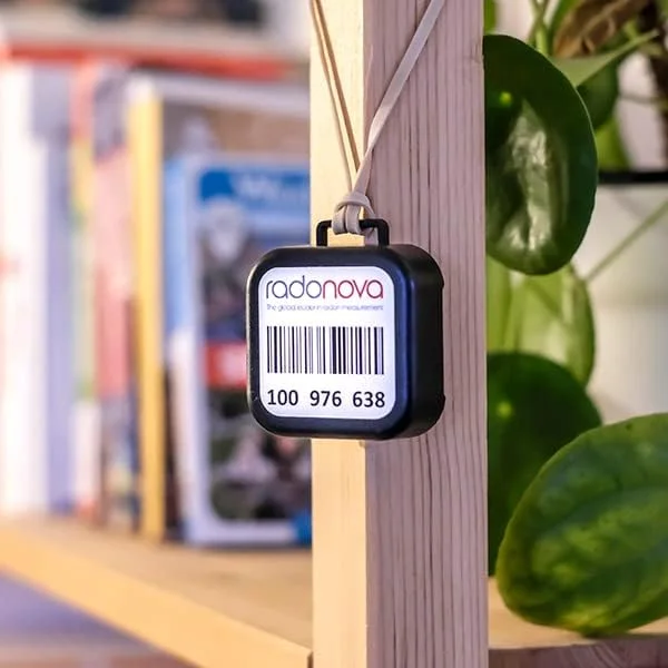 RADTRAK3 Radonova - دستگاه های اندازه گیری رادون برای خانه ها، اندازه گیری آسان و نتیجه قابل اعتماد، شامل تجزیه و تحلیل و گزارش اندازه گیری، ایده آل برای خانوارها (3 آشکارساز)