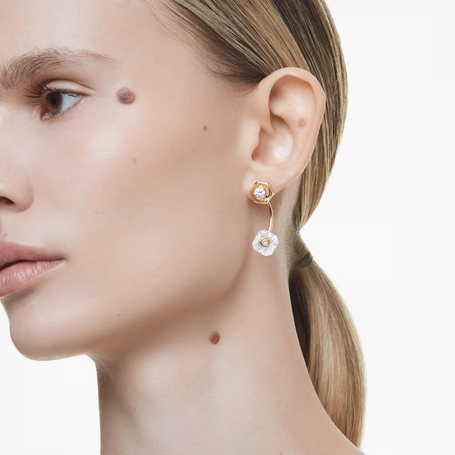 گوشواره های سواروسکی نومینا با روکش طلایی، برش های ترکیبی، سایز 3.3 سانتی متر در 1 سانتی متر، سفید گوشواره های سواروسکی نومینا با روکش طلایی، برش های ترکیبی، سایز 3.3 سانتی متر در 1 سانتی متر، سفید