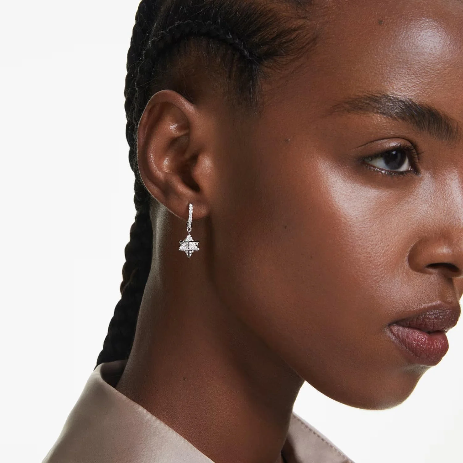 گوشواره آویز نامتقارن سواروسکی Dextera با روکش رودیوم، طرح ستاره و کره برش گرد، سفید گوشواره آویز نامتقارن سواروسکی Dextera با روکش رودیوم، طرح ستاره و کره برش گرد، سفید