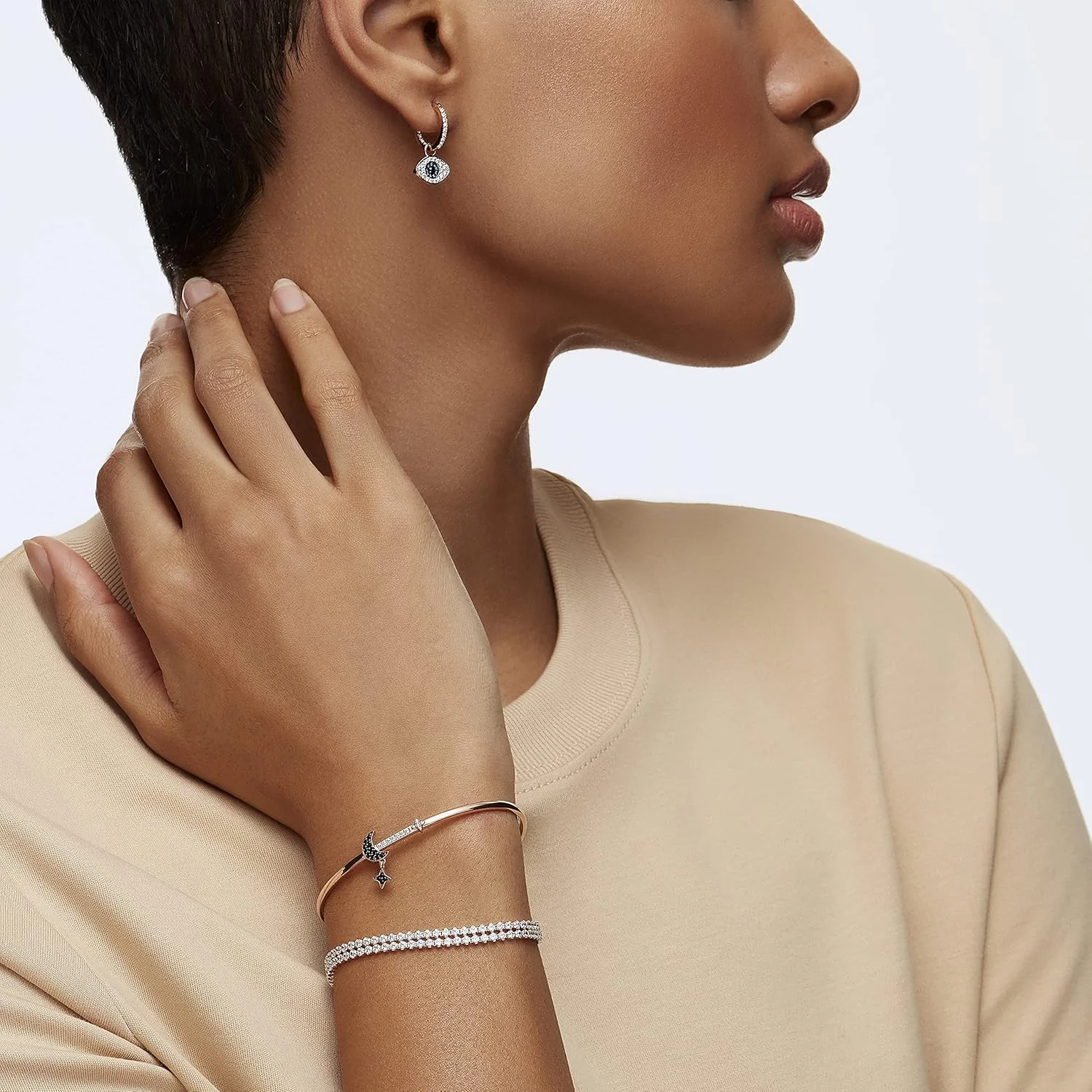 مجموعه جواهرات کریستالی چشم نظر نمادین سواروسکی، شامل گردنبند، گوشواره و دستبند مجموعه جواهرات کریستالی چشم نظر نمادین سواروسکی، شامل گردنبند، گوشواره و دستبند