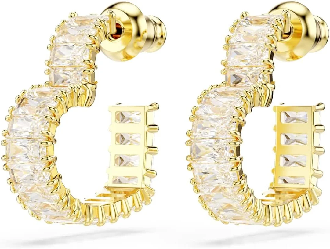 گوشواره های حلقه ای سواروسکی مدل ماتریکس، طرح قلب، کریستال های برش باگت سفید در یک قاب با روکش طلایی گوشواره های حلقه ای سواروسکی مدل ماتریکس، طرح قلب، کریستال های برش باگت سفید در یک قاب با روکش طلایی