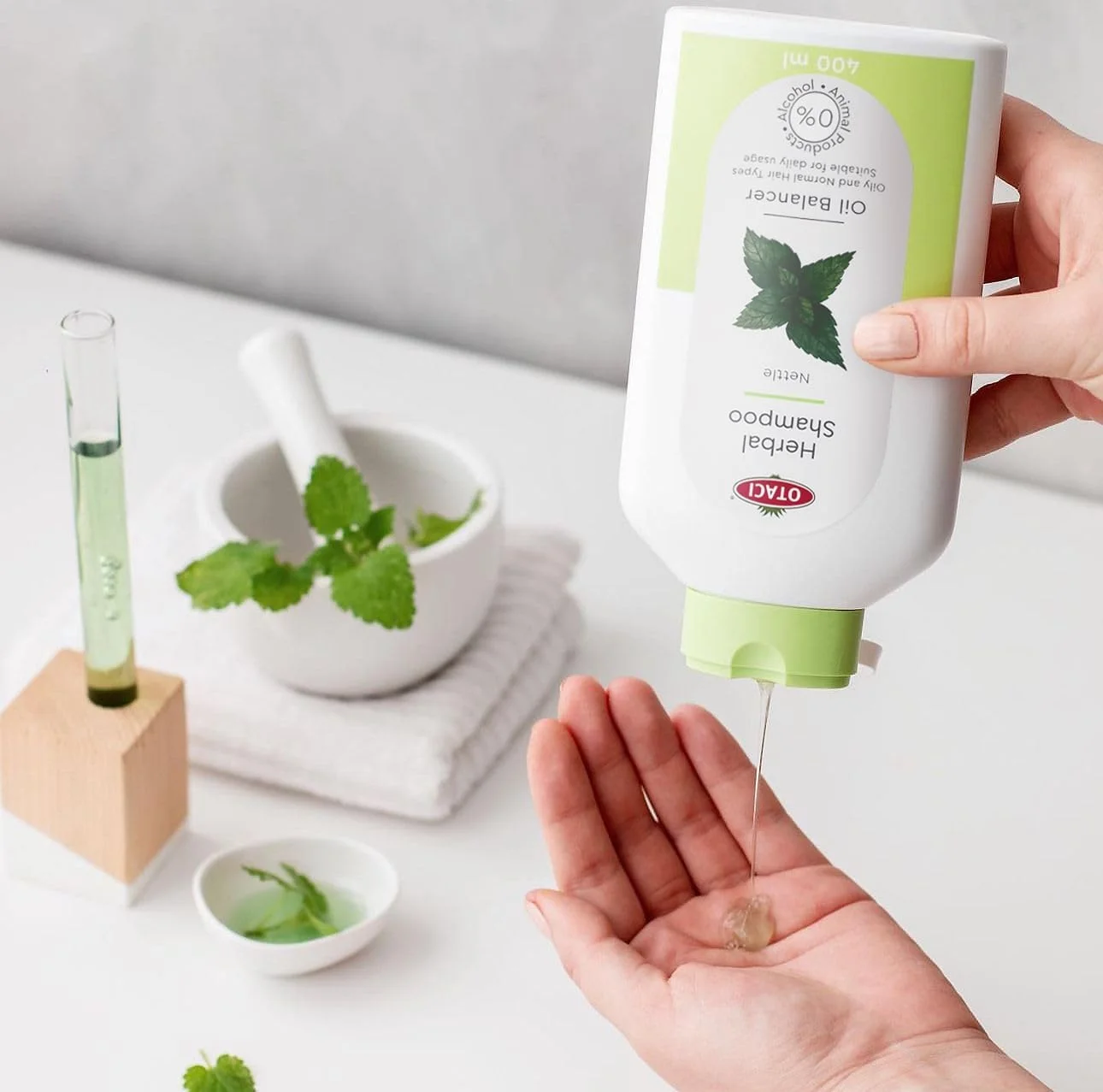 شامپو گیاهی متعادل کننده چربی مو اوتاچی حاوی عصاره گزنه