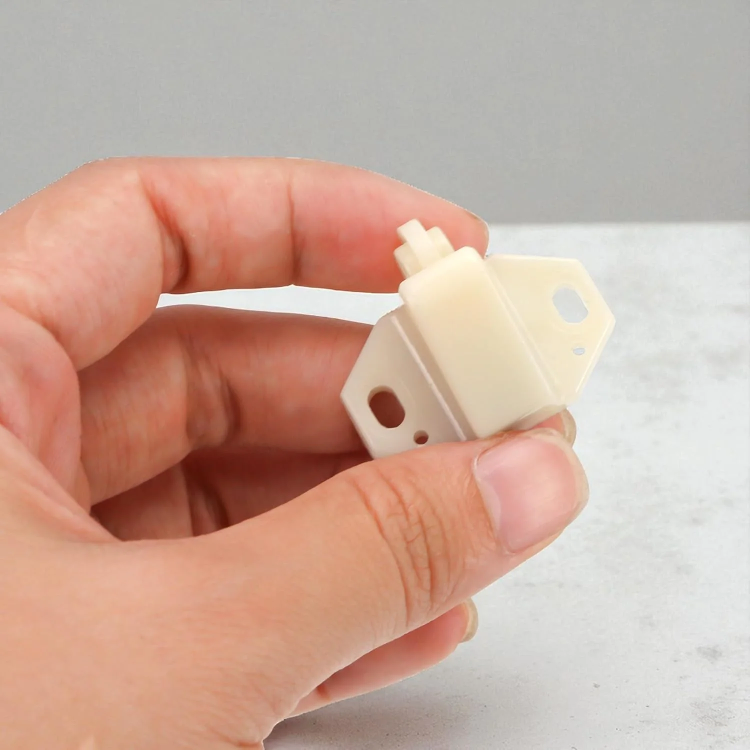 توپک درب کابینت قایق سفید دریایی - قفل غلتکی صفحه پشتی فنری، بست پلاستیکی، یراق آلات کابینت و مبلمان، قفل دوبل درب های داخلی، بست کوچک سر پیکان