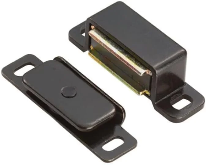 قفل مگنتی درب کابینت، گیره مگنتی مشکی سنگین برای کابینت با پیچ، قفل آشپزخانه، صفحه فلزی پوسته پلاستیکی مبلمان کوچک خانگی 4 عددی