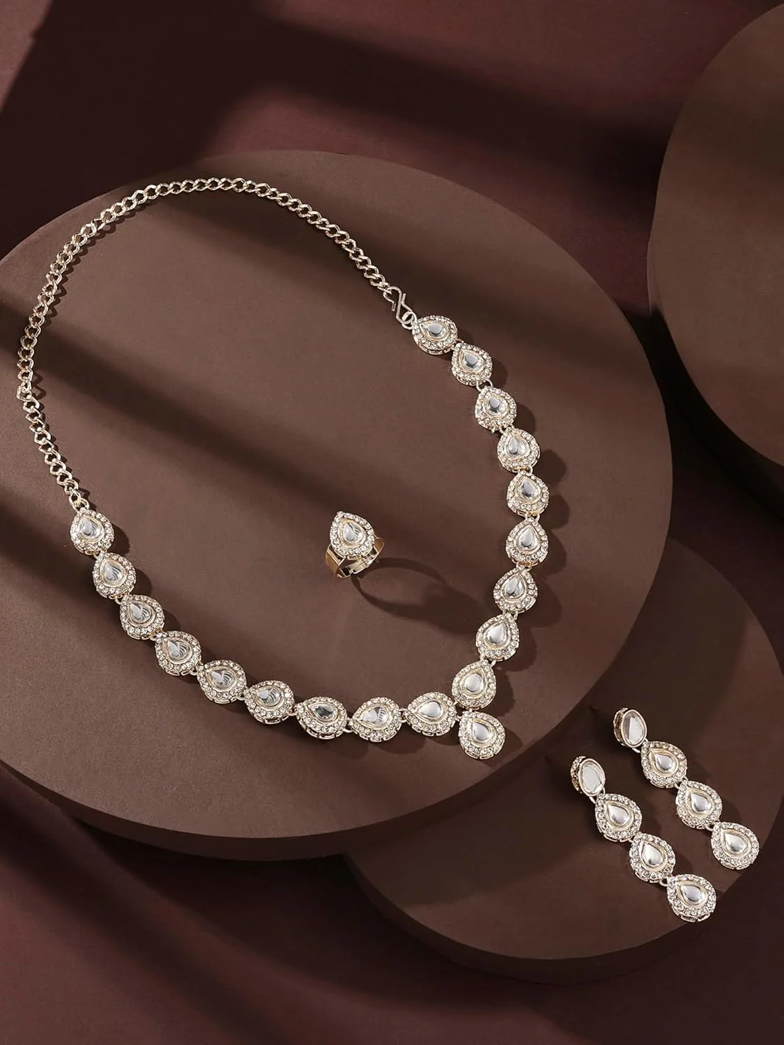 زیوری پیرلز، ست گردنبند، گوشواره و انگشتر زنانه با طرحی قومی، مزین به نگین های اتریشی و کندن درخشان - رنگ طلایی مدل ZPFK16520 زیوری پیرلز، ست گردنبند، گوشواره و انگشتر زنانه با طرحی قومی، مزین به نگین های اتریشی و کندن درخشان - رنگ طلایی مدل ZPFK16520