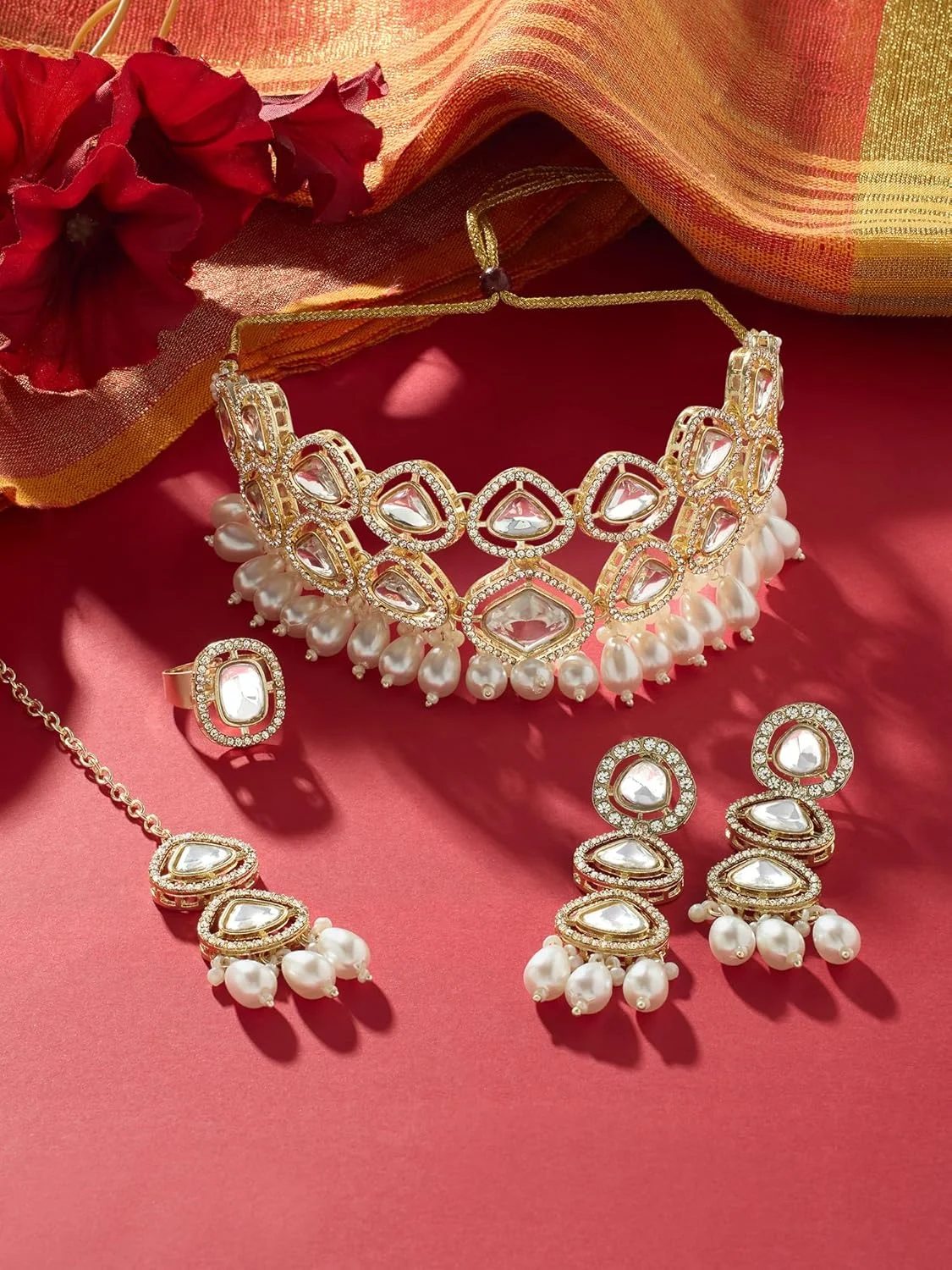 زیوری پرلز، ست گردنبند چوکر، گوشواره، مانگ تیکا و انگشتر زنانه با سنگ های درخشان و مهره های طلایی - ZPFK17113 زیوری پرلز، ست گردنبند چوکر، گوشواره، مانگ تیکا و انگشتر زنانه با سنگ های درخشان و مهره های طلایی - ZPFK17113