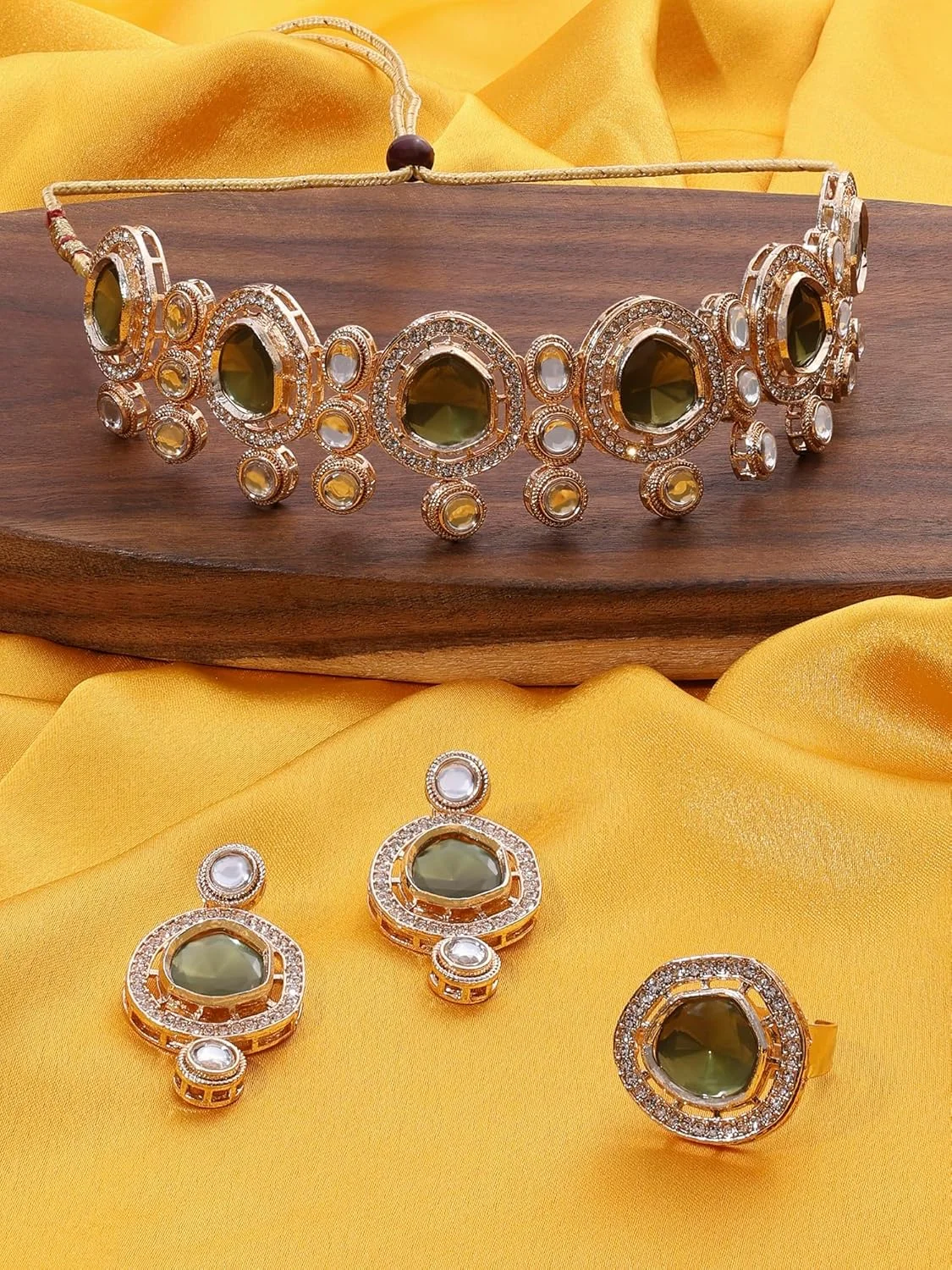 زیوری پرلز ست گردنبند چوکر، گوشواره و انگشتر زنانه با نگین های سبز Kundan و الماس اتریشی - ZPFK16631 زیوری پرلز ست گردنبند چوکر، گوشواره و انگشتر زنانه با نگین های سبز Kundan و الماس اتریشی - ZPFK16631