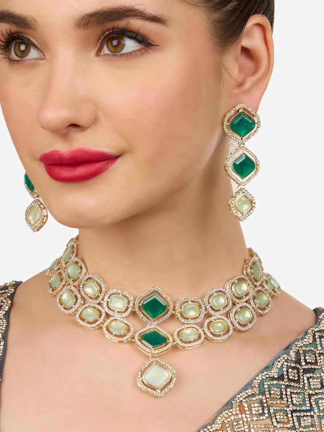 گوشواره و گردنبند چوکر زنانه ZAVERI PEARLS با سنگ های سبز نعنایی و الماس های اتریشی درخشان - ZPFK18234 گوشواره و گردنبند چوکر زنانه ZAVERI PEARLS با سنگ های سبز نعنایی و الماس های اتریشی درخشان - ZPFK18234