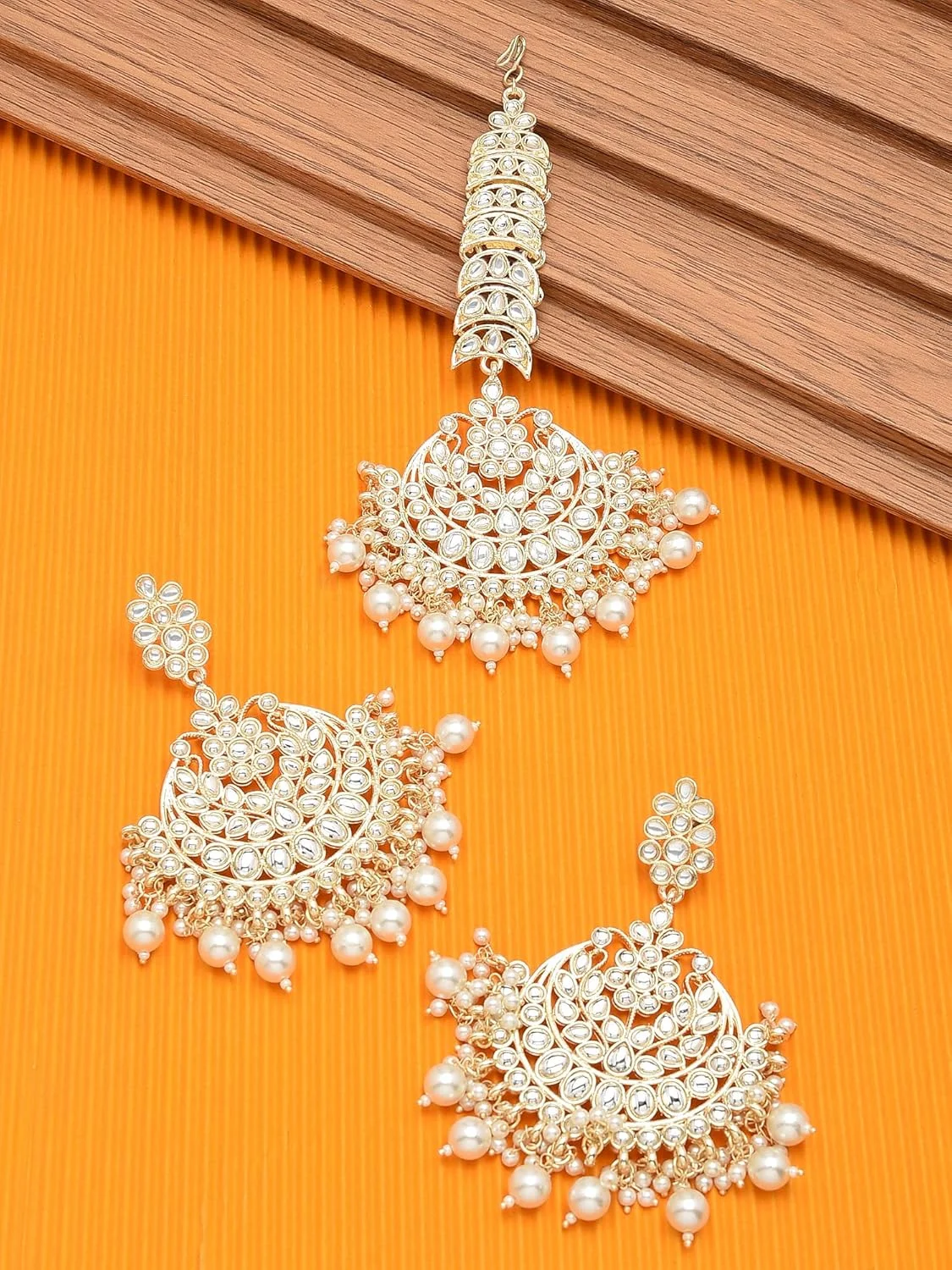 گوشواره و مانگ تیکا زنانه طرح Kundan سنتی با روکش طلایی Zaveri Pearls مدل ZPFK11432 گوشواره و مانگ تیکا زنانه طرح Kundan سنتی با روکش طلایی Zaveri Pearls مدل ZPFK11432