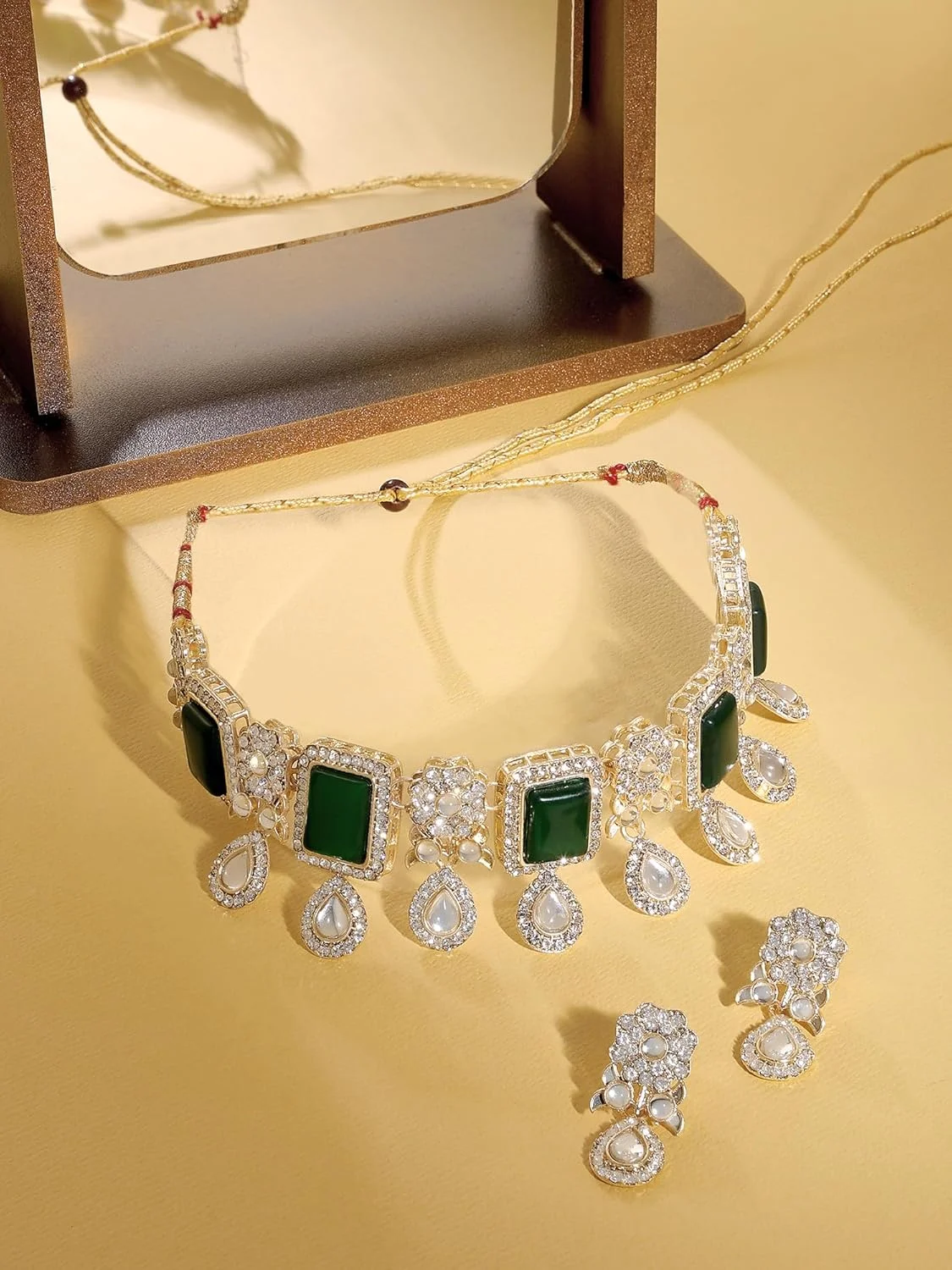 ZAVERI PEARLS گردنبند چوکر نگین دار سبز و اتریشی با الماس های تزئینی به همراه گوشواره زنانه - ZPFK17554 ZAVERI PEARLS گردنبند چوکر نگین دار سبز و اتریشی با الماس های تزئینی به همراه گوشواره زنانه - ZPFK17554