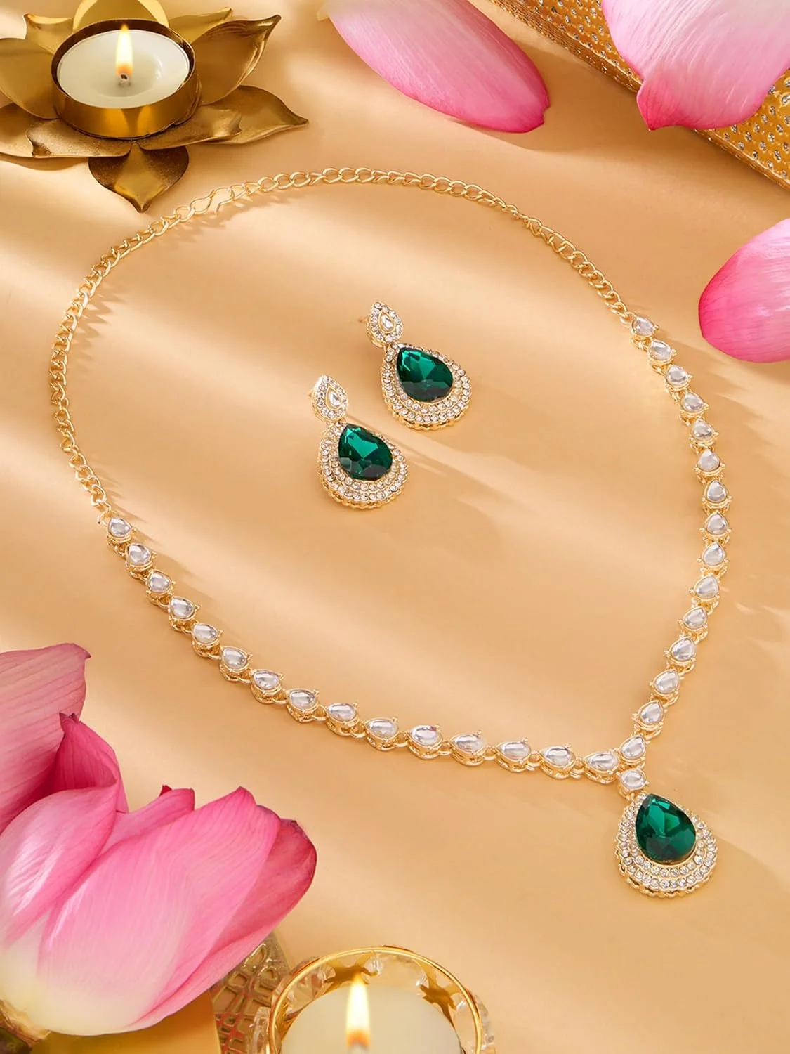 ZAVERI PEARLS ست گردنبند و گوشواره زنانه با سنگ های سبز خیره کننده و الماس اتریشی - ZPFK18231 ZAVERI PEARLS ست گردنبند و گوشواره زنانه با سنگ های سبز خیره کننده و الماس اتریشی - ZPFK18231