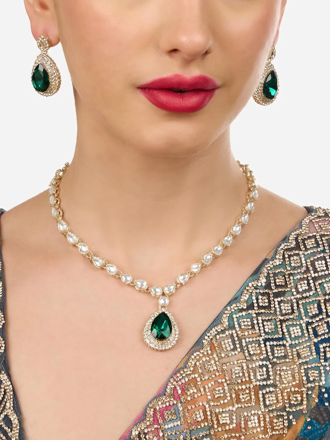 ZAVERI PEARLS ست گردنبند و گوشواره زنانه با سنگ های سبز خیره کننده و الماس اتریشی - ZPFK18231 ZAVERI PEARLS ست گردنبند و گوشواره زنانه با سنگ های سبز خیره کننده و الماس اتریشی - ZPFK18231