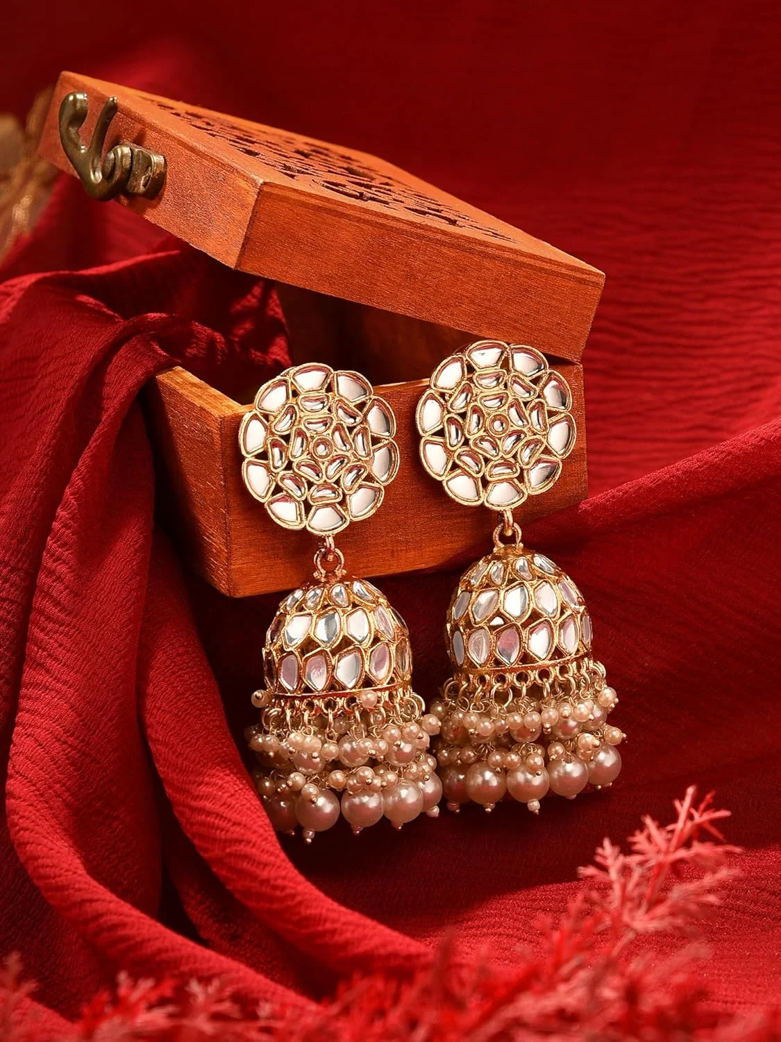 گوشواره زنانه جومکی طرح Zaveri Pearls با روکش طلایی، نگین های Kundan خیره کننده و آویز مرواریدی خوشه ای - ZPFK16206 گوشواره زنانه جومکی طرح Zaveri Pearls با روکش طلایی، نگین های Kundan خیره کننده و آویز مرواریدی خوشه ای - ZPFK16206