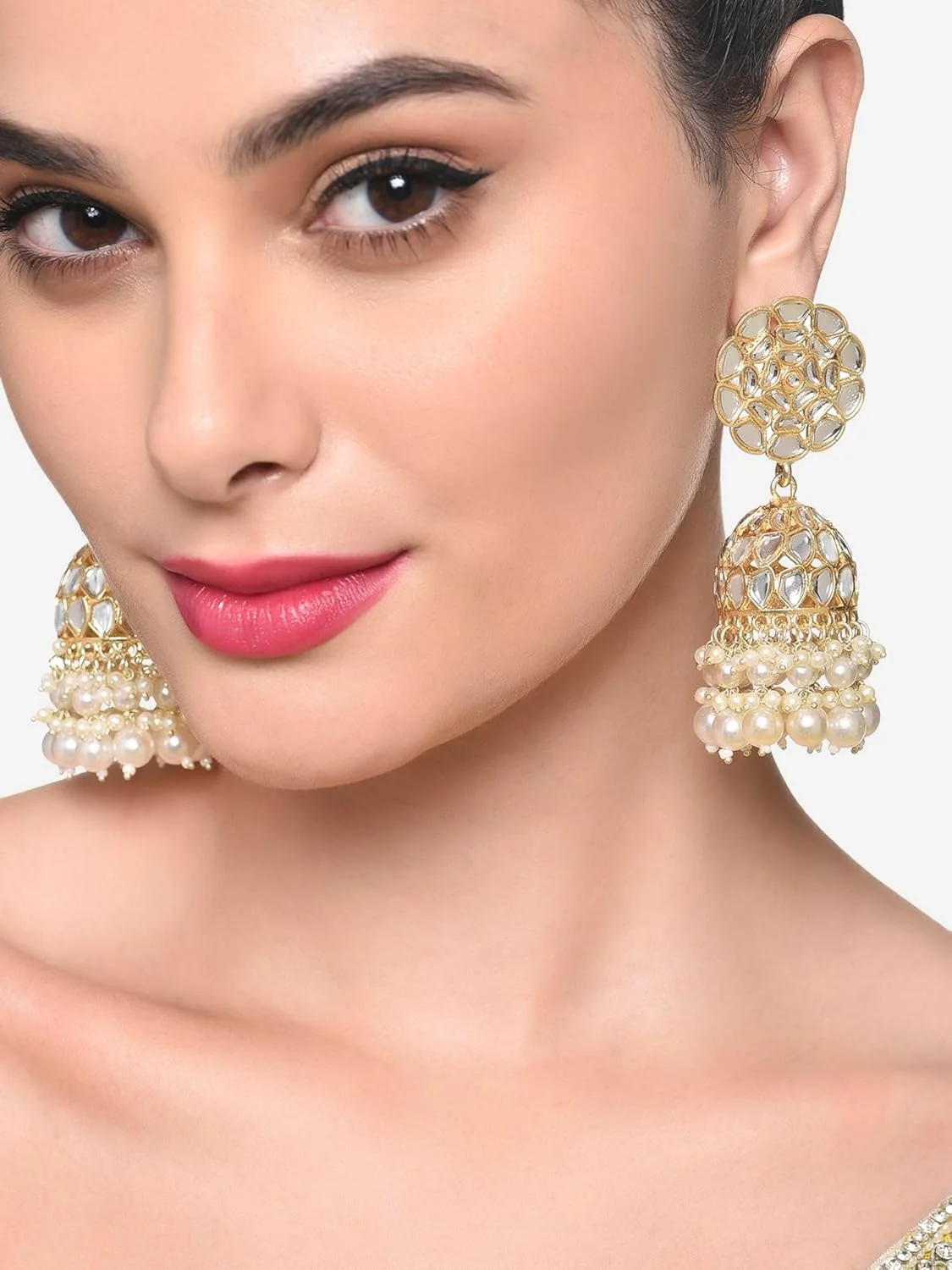 گوشواره زنانه جومکی طرح Zaveri Pearls با روکش طلایی، نگین های Kundan خیره کننده و آویز مرواریدی خوشه ای - ZPFK16206 گوشواره زنانه جومکی طرح Zaveri Pearls با روکش طلایی، نگین های Kundan خیره کننده و آویز مرواریدی خوشه ای - ZPFK16206