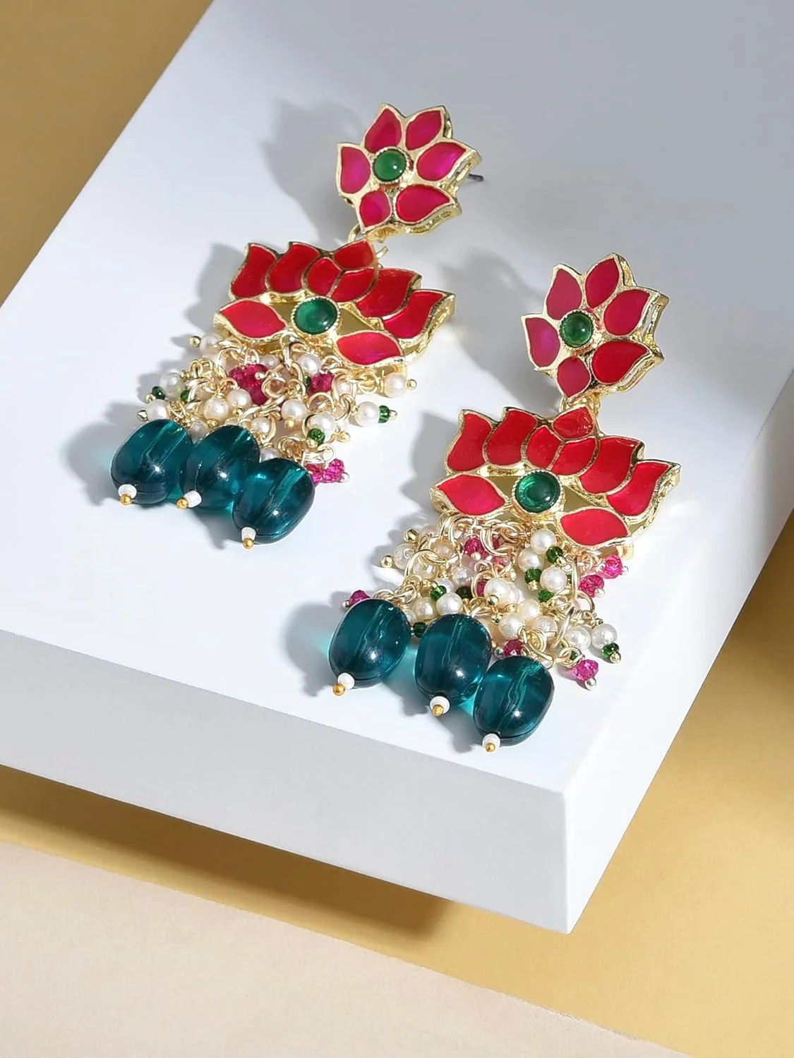 گوشواره آویز زنانه ZAVERI PEARLS با مهره های سبز و طراحی نیلوفر میناکاری صورتی - ZPFK15389