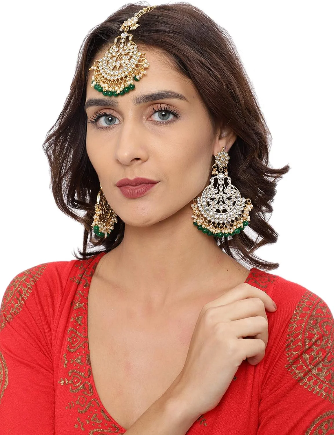 گوشواره و مانگ تیکا زنانه ZAVERI PEARLS با روکش طلایی، نگین های Kundan و مهره های سبز، فلز پایه سنتی (Zpfk8540) گوشواره و مانگ تیکا زنانه ZAVERI PEARLS با روکش طلایی، نگین های Kundan و مهره های سبز، فلز پایه سنتی (Zpfk8540)