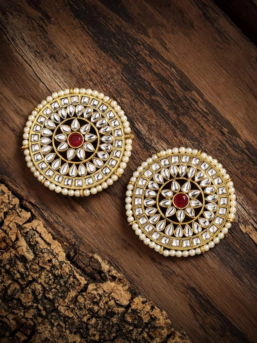 گوشواره میخی زنانه ZAVERI PEARLS با روکش طلای 22 عیار، طرح نگین های Kundan و مروارید، مدل دایره ای (Zpfk9082) گوشواره میخی زنانه ZAVERI PEARLS با روکش طلای 22 عیار، طرح نگین های Kundan و مروارید، مدل دایره ای (Zpfk9082)