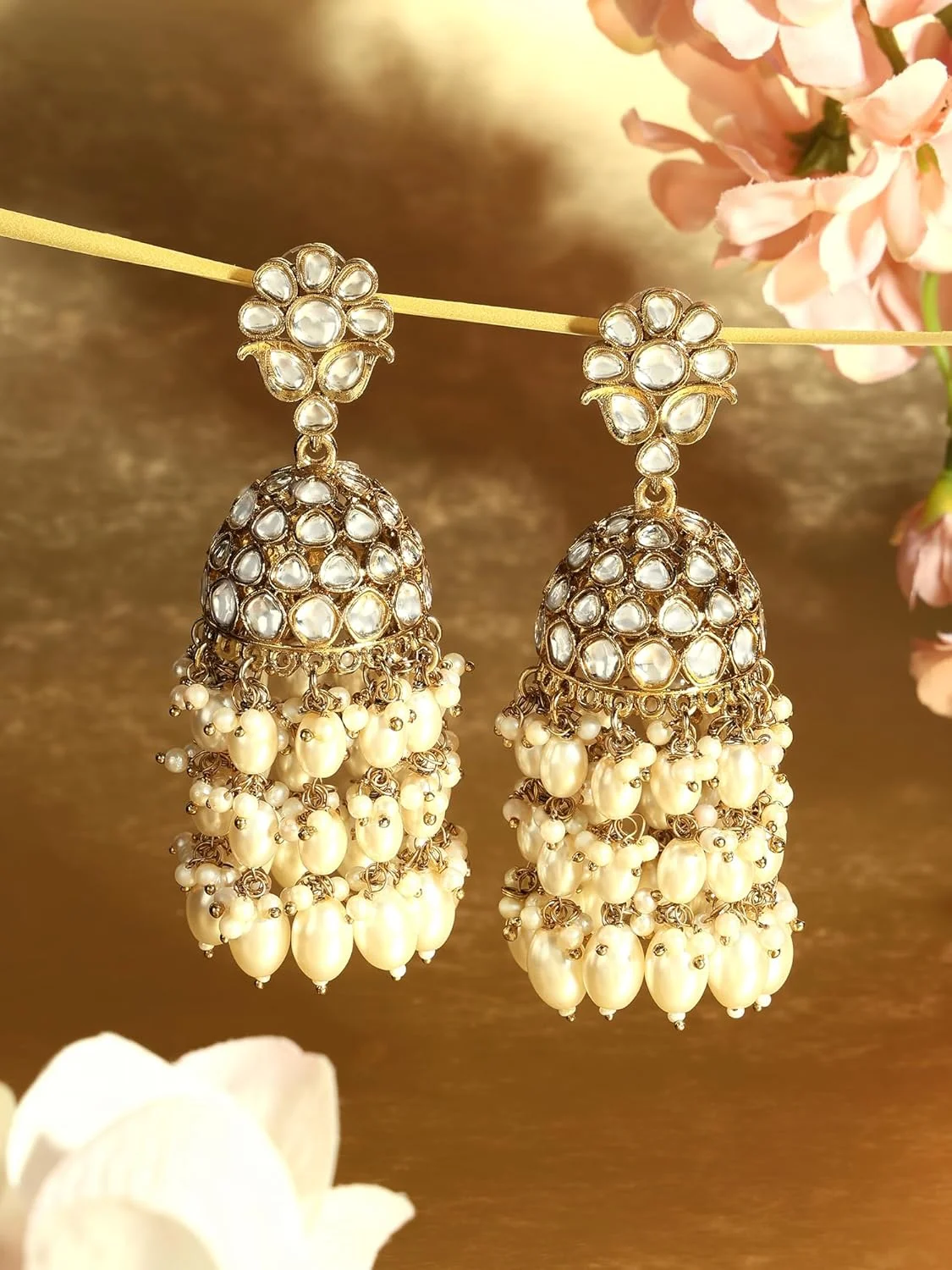 گوشواره زنانه مدل Jhumka با روکش طلایی، نگین Kundan و مروارید خوشه ای Zaveri Pearls - ZPFK16735 گوشواره زنانه مدل Jhumka با روکش طلایی، نگین Kundan و مروارید خوشه ای Zaveri Pearls - ZPFK16735