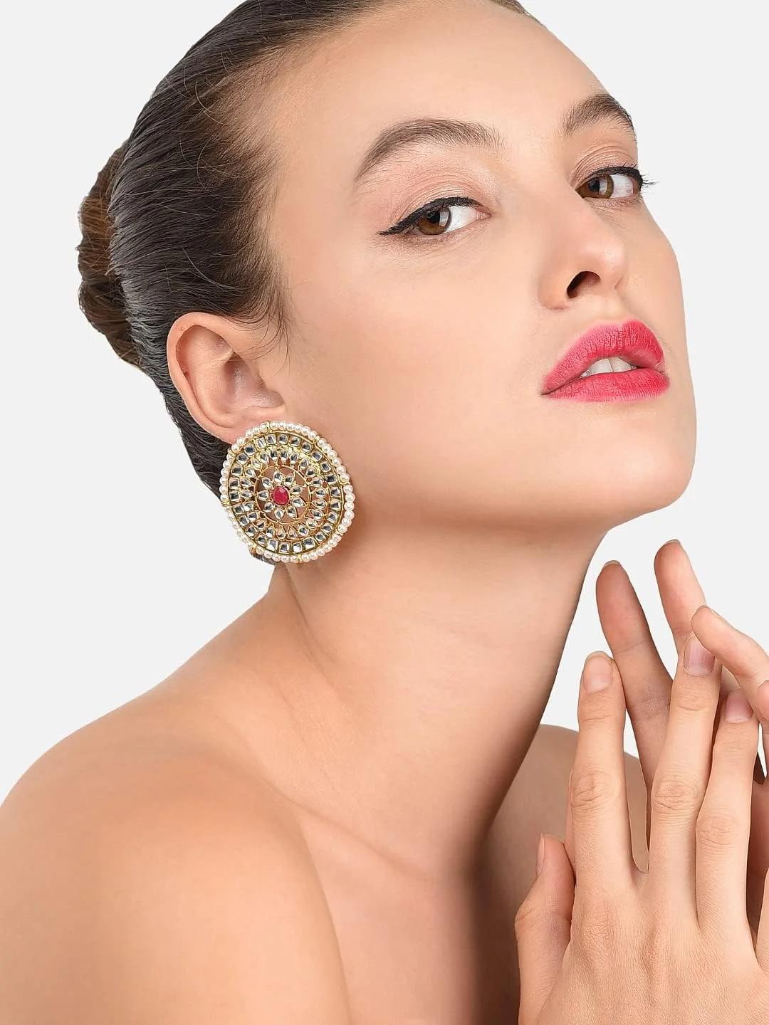 گوشواره میخی زنانه ZAVERI PEARLS با روکش طلای 22 عیار، طرح نگین های Kundan و مروارید، مدل دایره ای (Zpfk9082) گوشواره میخی زنانه ZAVERI PEARLS با روکش طلای 22 عیار، طرح نگین های Kundan و مروارید، مدل دایره ای (Zpfk9082)