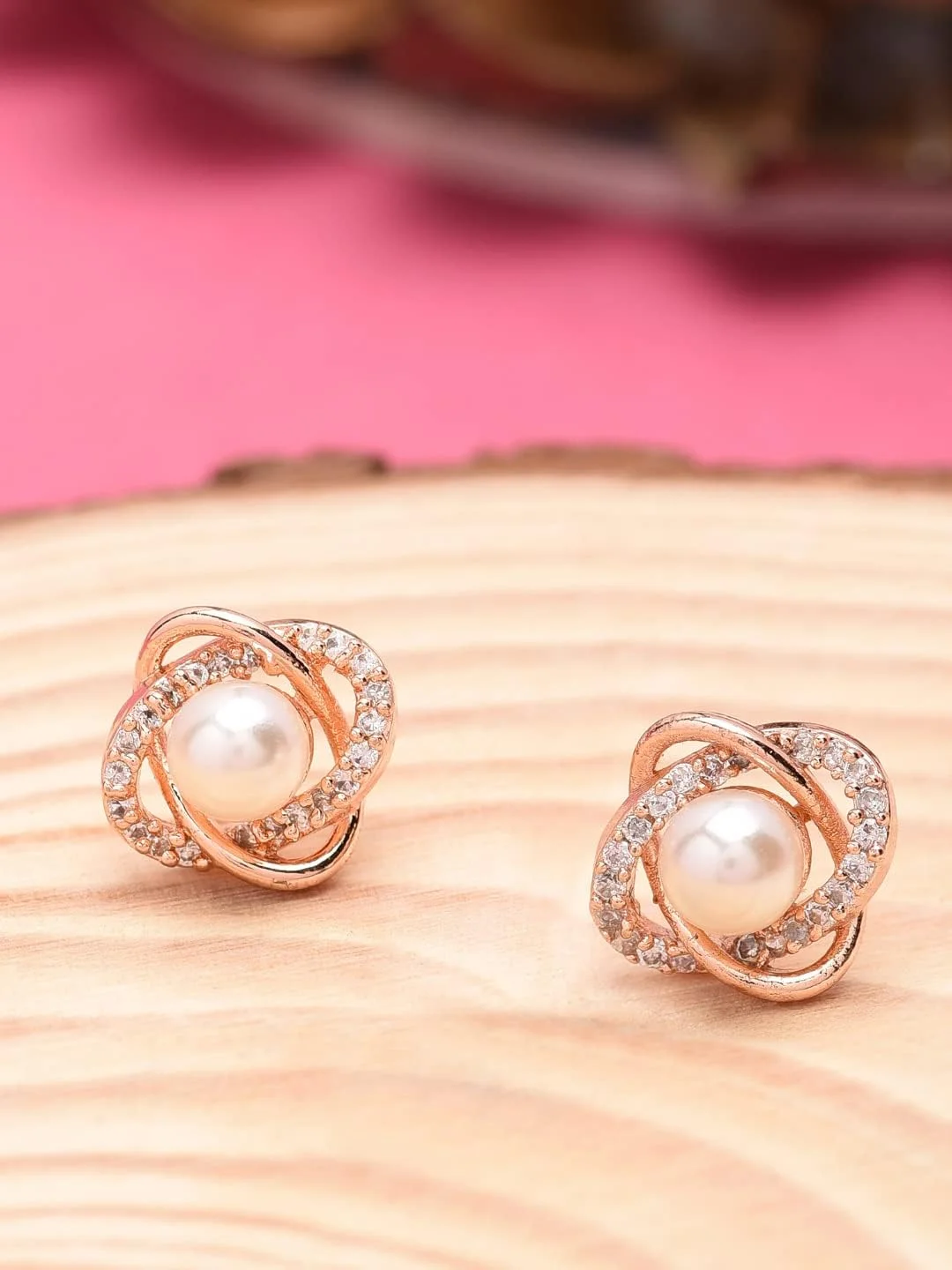 گوشواره میخی زنانه ZAVERI PEARLS Zpfk9460 با پایه فلزی برنجی، زیرکونیا مکعبی درخشان و مروارید طلایی گوشواره میخی زنانه ZAVERI PEARLS Zpfk9460 با پایه فلزی برنجی، زیرکونیا مکعبی درخشان و مروارید طلایی