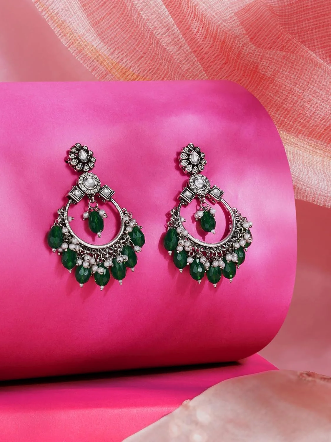 گوشواره آویز زنانه Zaveri Pearls با مهره های سبز و روکش نقره ای عتیقه و نگین های درخشان - ZPFK18377 گوشواره آویز زنانه Zaveri Pearls با مهره های سبز و روکش نقره ای عتیقه و نگین های درخشان - ZPFK18377