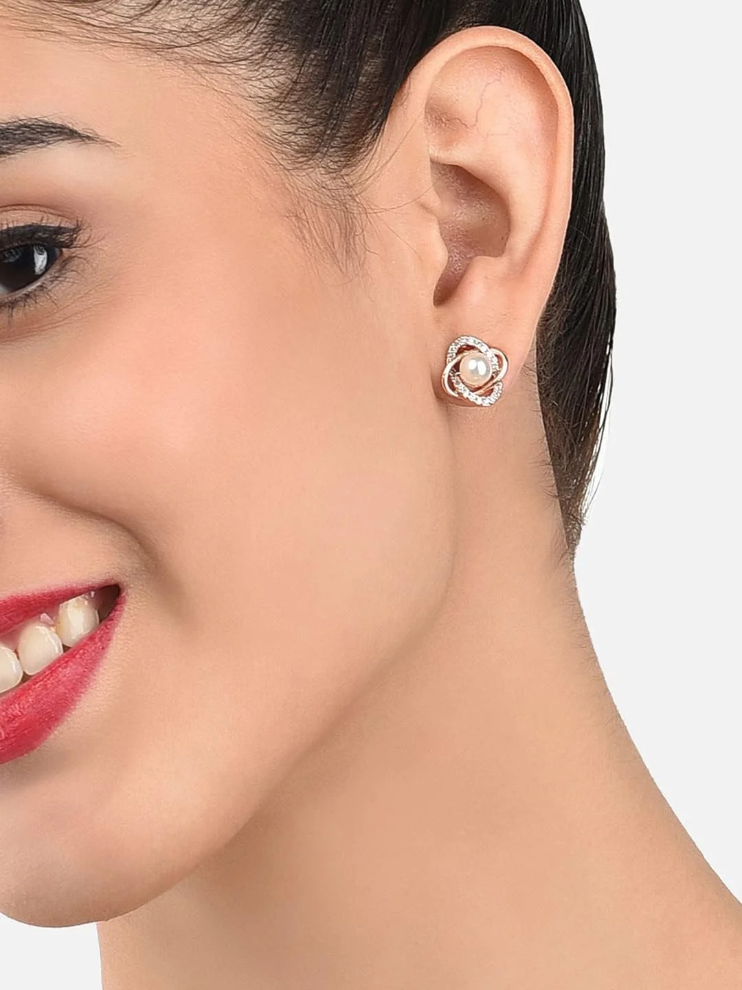 گوشواره میخی زنانه ZAVERI PEARLS Zpfk9460 با پایه فلزی برنجی، زیرکونیا مکعبی درخشان و مروارید طلایی گوشواره میخی زنانه ZAVERI PEARLS Zpfk9460 با پایه فلزی برنجی، زیرکونیا مکعبی درخشان و مروارید طلایی