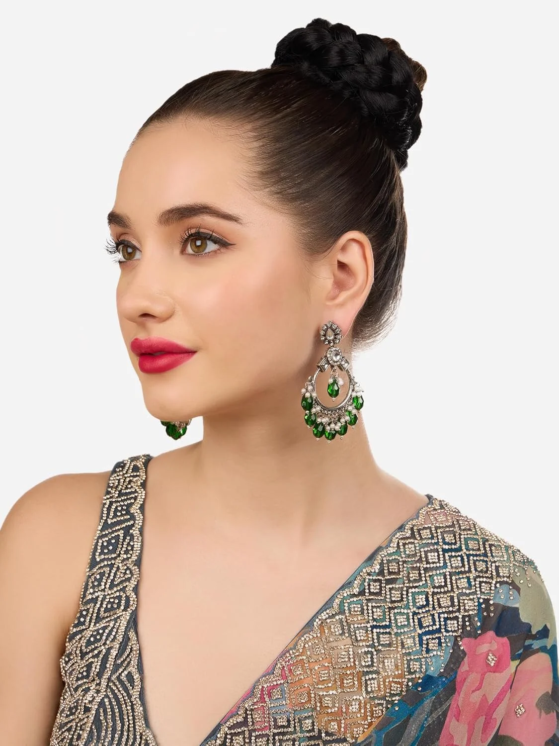 گوشواره آویز زنانه Zaveri Pearls با مهره های سبز و روکش نقره ای عتیقه و نگین های درخشان - ZPFK18377 گوشواره آویز زنانه Zaveri Pearls با مهره های سبز و روکش نقره ای عتیقه و نگین های درخشان - ZPFK18377