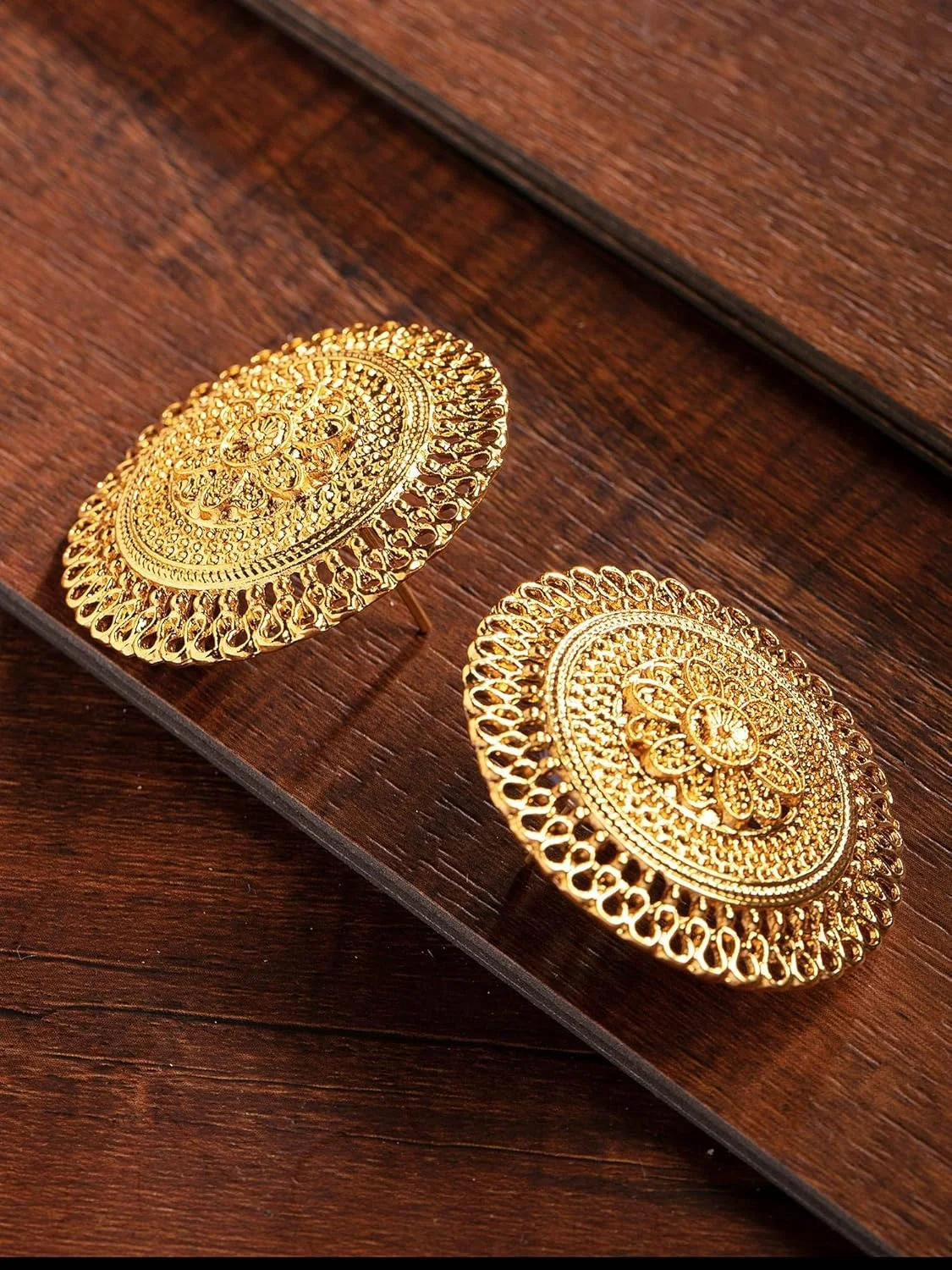 گوشواره های میخی زنانه با روکش طلایی و جزئیات دقیق Zaveri Pearls مدل ZPFK9370 گوشواره های میخی زنانه با روکش طلایی و جزئیات دقیق Zaveri Pearls مدل ZPFK9370