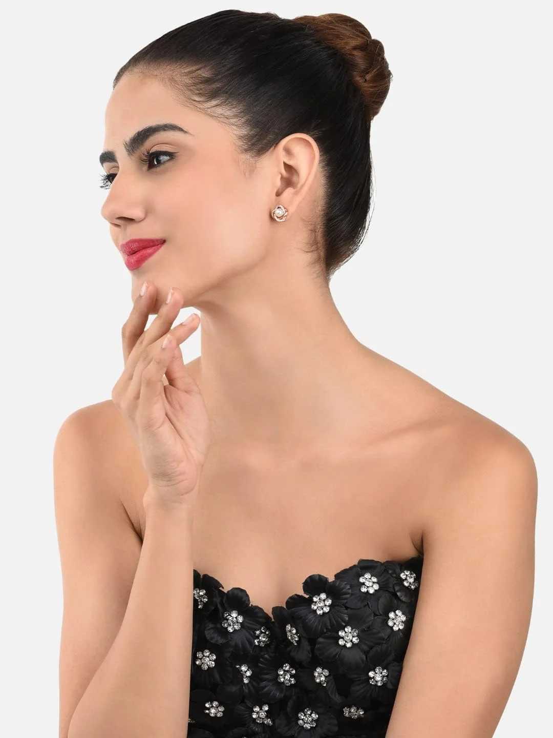 گوشواره میخی زنانه ZAVERI PEARLS Zpfk9460 با پایه فلزی برنجی، زیرکونیا مکعبی درخشان و مروارید طلایی گوشواره میخی زنانه ZAVERI PEARLS Zpfk9460 با پایه فلزی برنجی، زیرکونیا مکعبی درخشان و مروارید طلایی