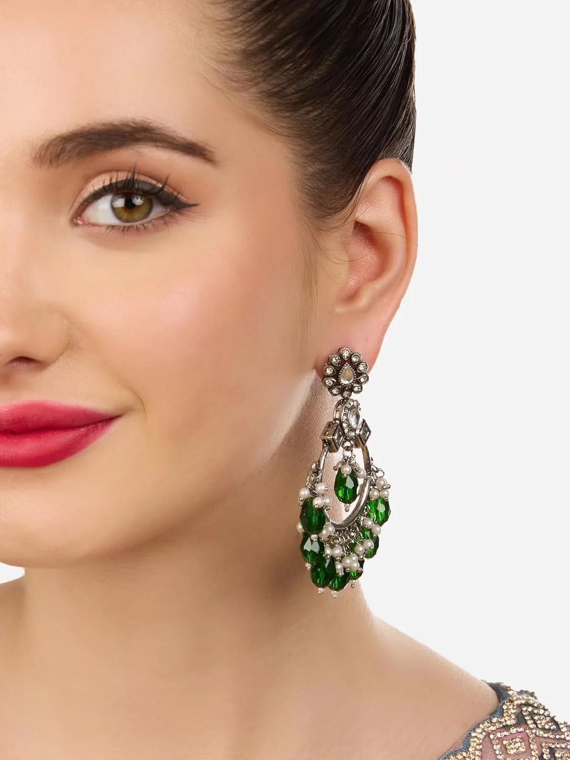 گوشواره آویز زنانه Zaveri Pearls با مهره های سبز و روکش نقره ای عتیقه و نگین های درخشان - ZPFK18377 گوشواره آویز زنانه Zaveri Pearls با مهره های سبز و روکش نقره ای عتیقه و نگین های درخشان - ZPFK18377