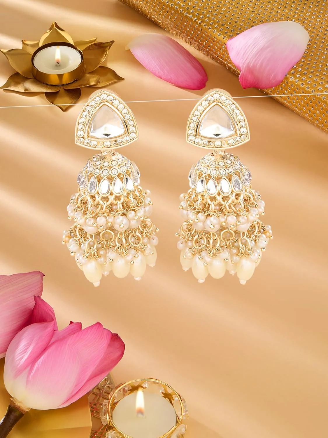 گوشواره زنانه Jhumka مروارید Zaveri با روکش طلایی، نگین های درخشان، الماس اتریشی و خوشه های مهره - ZPFK18233 گوشواره زنانه Jhumka مروارید Zaveri با روکش طلایی، نگین های درخشان، الماس اتریشی و خوشه های مهره - ZPFK18233