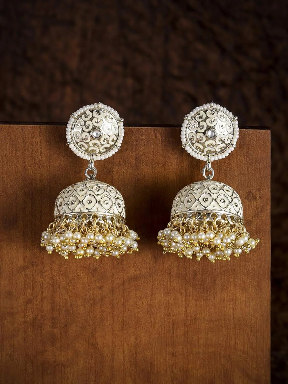 گوشواره جومکی فلزی با روکش طلای زنانه ZAVERI PEARLS با میناکاری زیبا (Zpfk8993) - سفید گوشواره جومکی فلزی با روکش طلای زنانه ZAVERI PEARLS با میناکاری زیبا (Zpfk8993) - سفید