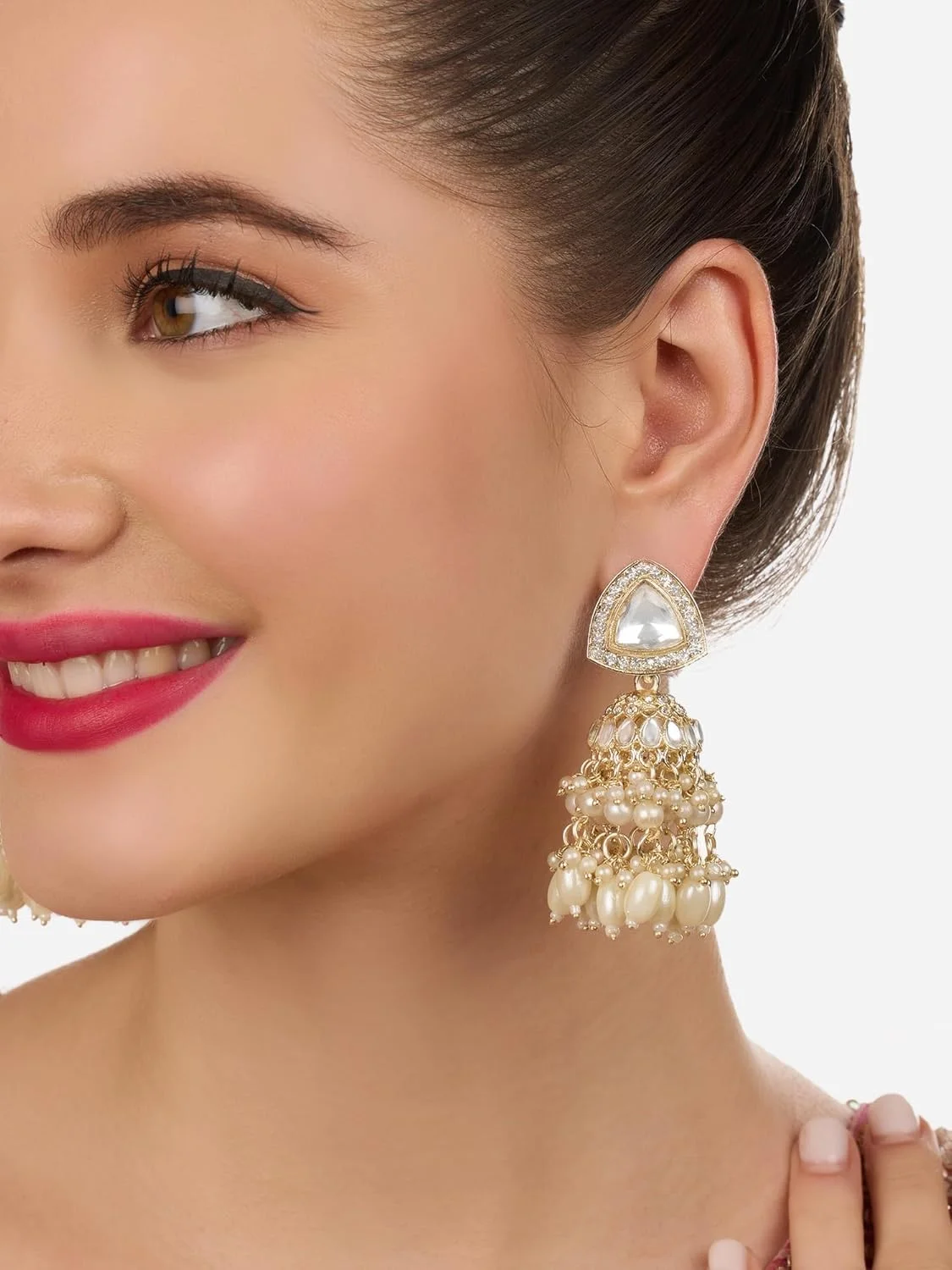 گوشواره زنانه Jhumka مروارید Zaveri با روکش طلایی، نگین های درخشان، الماس اتریشی و خوشه های مهره - ZPFK18233 گوشواره زنانه Jhumka مروارید Zaveri با روکش طلایی، نگین های درخشان، الماس اتریشی و خوشه های مهره - ZPFK18233