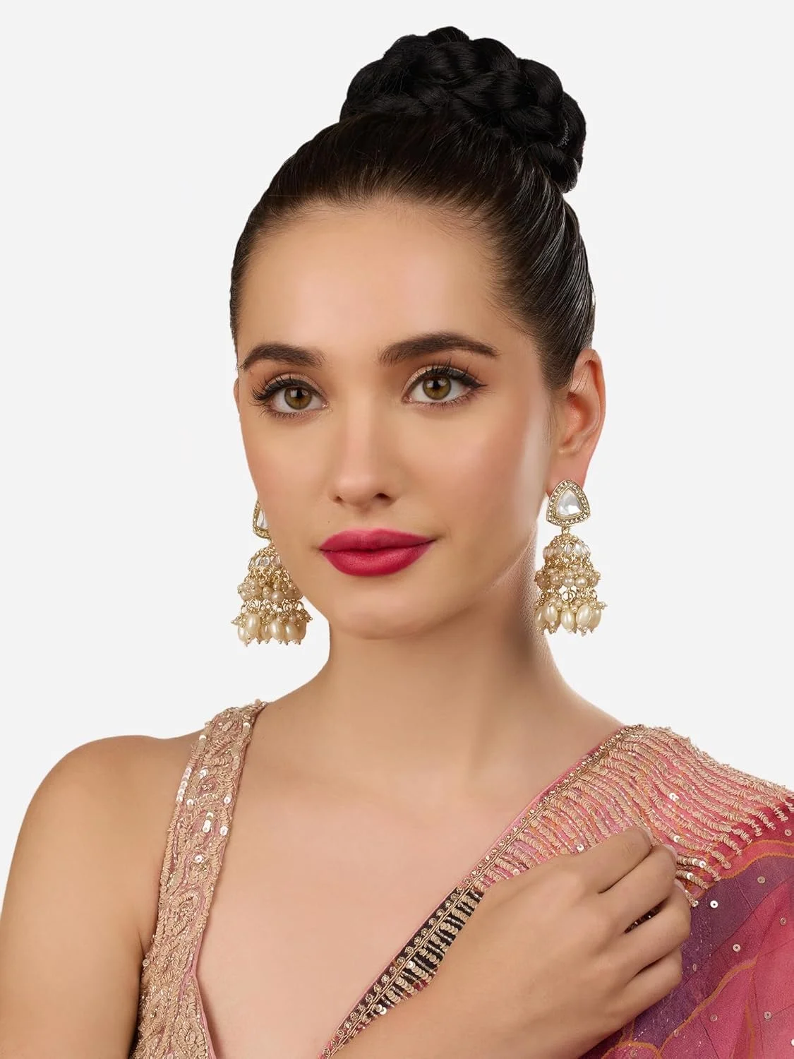 گوشواره زنانه Jhumka مروارید Zaveri با روکش طلایی، نگین های درخشان، الماس اتریشی و خوشه های مهره - ZPFK18233 گوشواره زنانه Jhumka مروارید Zaveri با روکش طلایی، نگین های درخشان، الماس اتریشی و خوشه های مهره - ZPFK18233