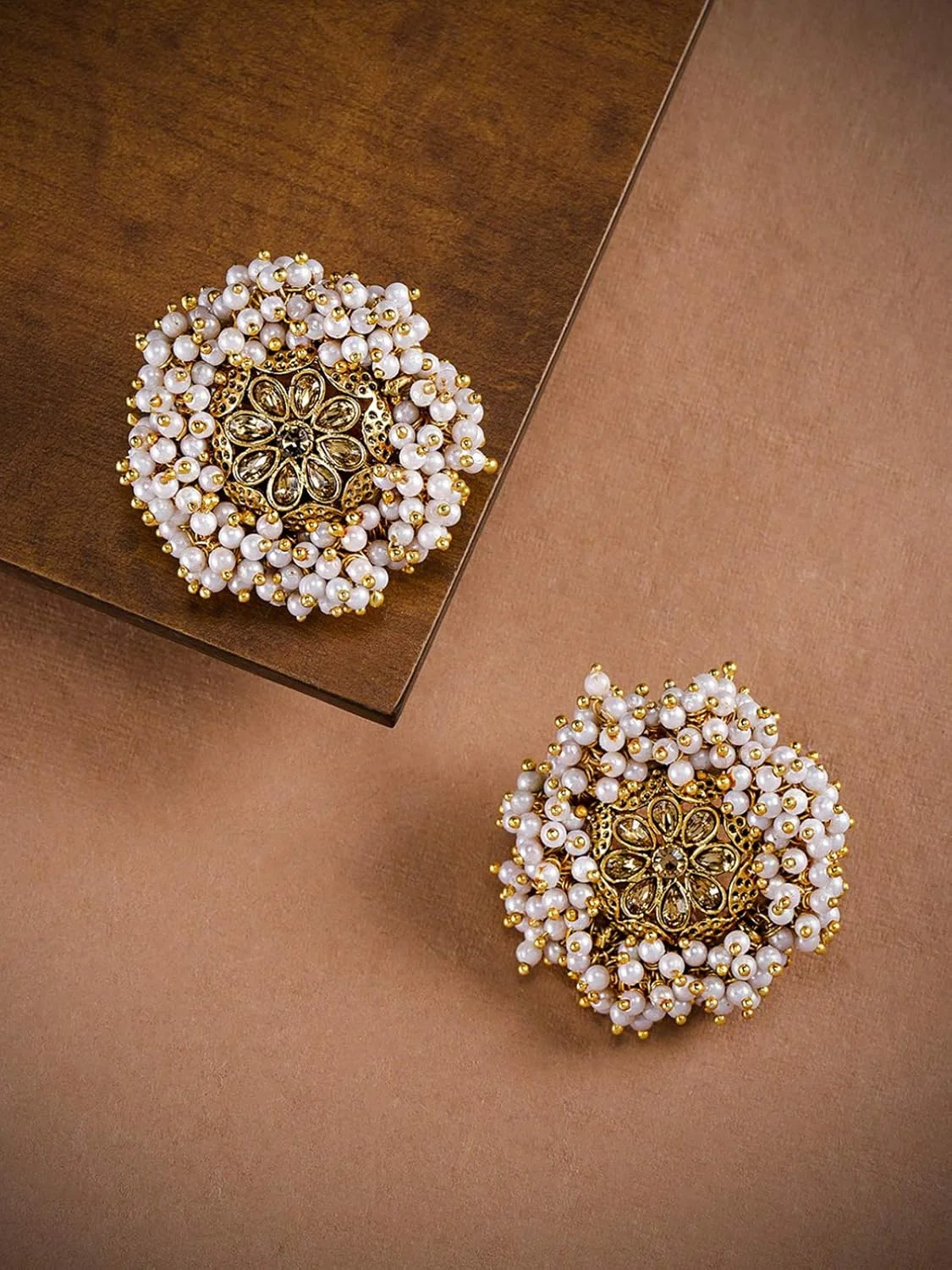گوشواره میخی زنانه ZAVERI PEARLS با روکش طلایی، مزین به مروارید، مدل ZPFK8957 گوشواره میخی زنانه ZAVERI PEARLS با روکش طلایی، مزین به مروارید، مدل ZPFK8957