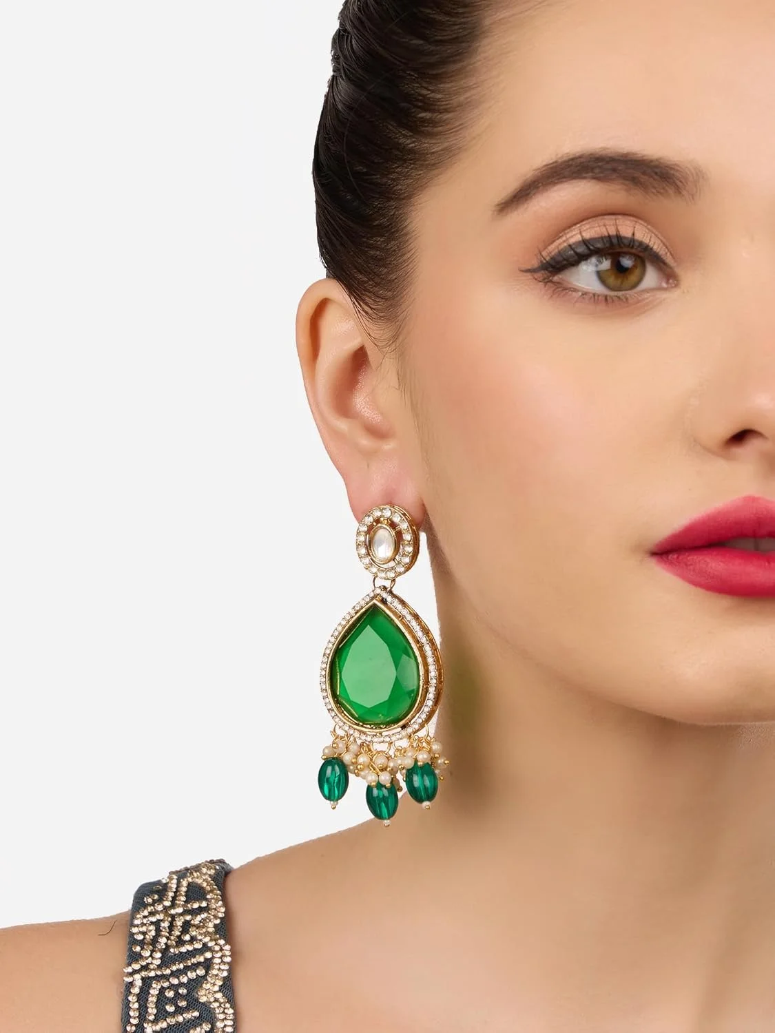 گوشواره آویز زنانه Zaveri Pearls با سنگ سبز و نگین های اتریشی درخشان - ZPFK18330 گوشواره آویز زنانه Zaveri Pearls با سنگ سبز و نگین های اتریشی درخشان - ZPFK18330