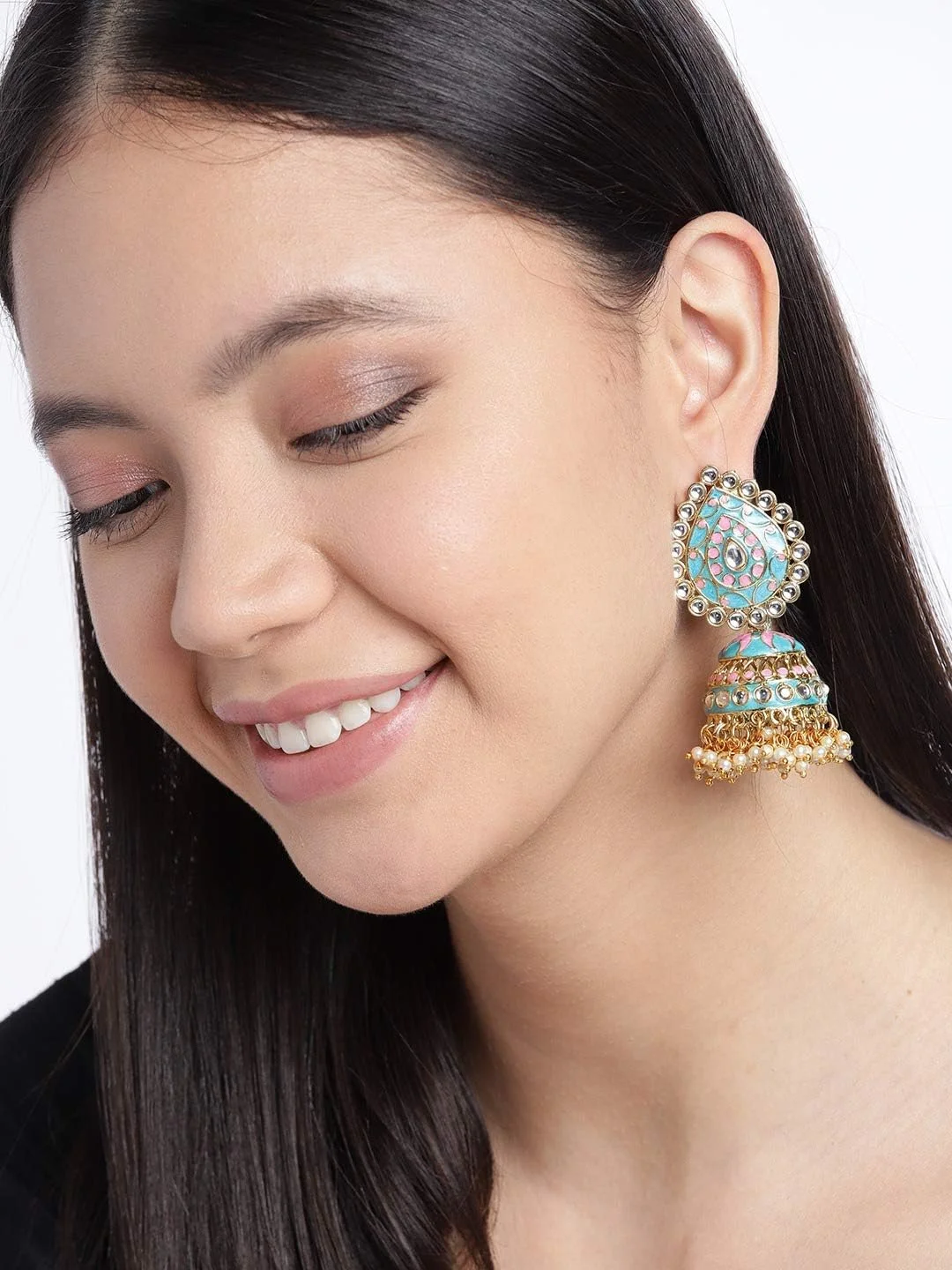 گوشواره جومکی میناکاری فیروزه ای آبی و صورتی ZAVERI PEARLS با پایه فلزی، نگین های Kundan و مروارید، مناسب برای بانوان - ZPFK9615 گوشواره جومکی میناکاری فیروزه ای آبی و صورتی ZAVERI PEARLS با پایه فلزی، نگین های Kundan و مروارید، مناسب برای بانوان - ZPFK9615