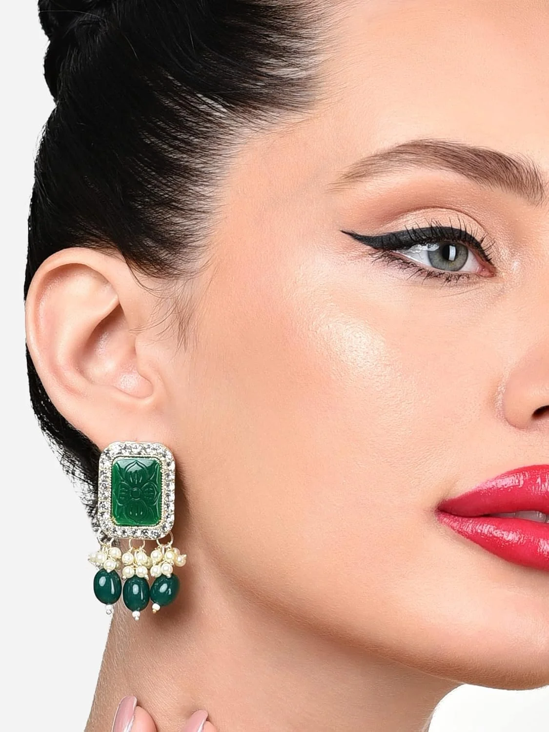 گوشواره آویز زنانه نگین دار Zaveri Pearls با سنگ های سبز و مهره و الماس اتریشی درخشان - ZPFK15885 گوشواره آویز زنانه نگین دار Zaveri Pearls با سنگ های سبز و مهره و الماس اتریشی درخشان - ZPFK15885