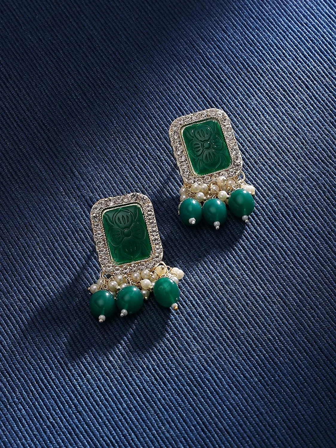 گوشواره آویز زنانه نگین دار Zaveri Pearls با سنگ های سبز و مهره و الماس اتریشی درخشان - ZPFK15885 گوشواره آویز زنانه نگین دار Zaveri Pearls با سنگ های سبز و مهره و الماس اتریشی درخشان - ZPFK15885