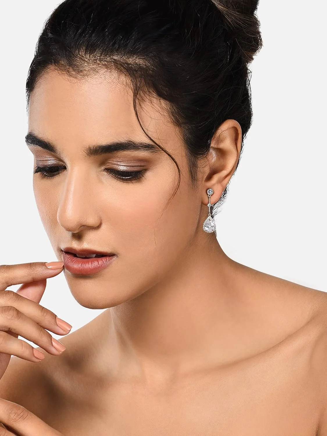 گوشواره های آویز گلابی معاصر نگین دار زیرکونیا مکعبی طلای رز زنانه ZAVERI PEARLS - ZPFK10684 گوشواره های آویز گلابی معاصر نگین دار زیرکونیا مکعبی طلای رز زنانه ZAVERI PEARLS - ZPFK10684