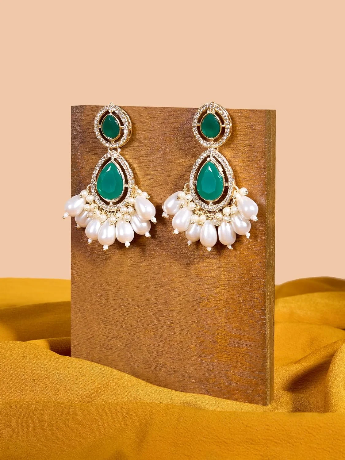 گوشواره زنانه نگین دار Zaveri Pearls با سنگ های سبز، مهره ها و الماس اتریشی درخشان مدل اشکی قومی-ZPFK18095 گوشواره زنانه نگین دار Zaveri Pearls با سنگ های سبز، مهره ها و الماس اتریشی درخشان مدل اشکی قومی-ZPFK18095