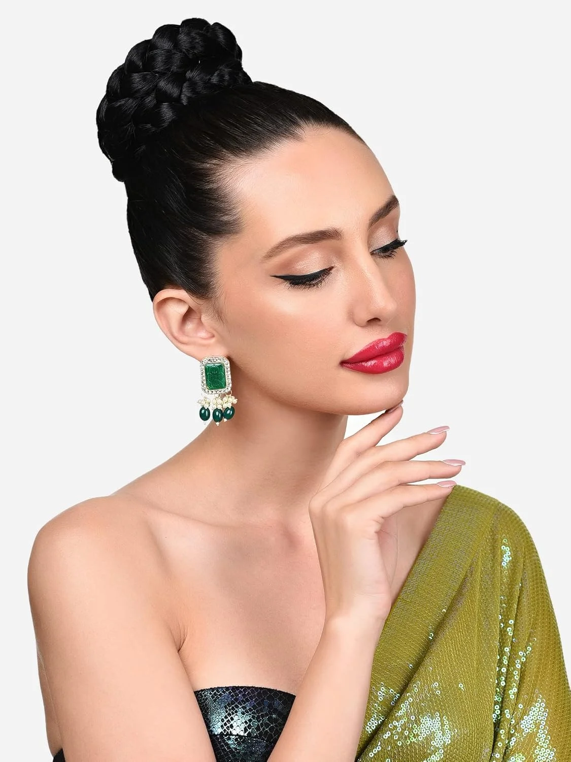 گوشواره آویز زنانه نگین دار Zaveri Pearls با سنگ های سبز و مهره و الماس اتریشی درخشان - ZPFK15885 گوشواره آویز زنانه نگین دار Zaveri Pearls با سنگ های سبز و مهره و الماس اتریشی درخشان - ZPFK15885