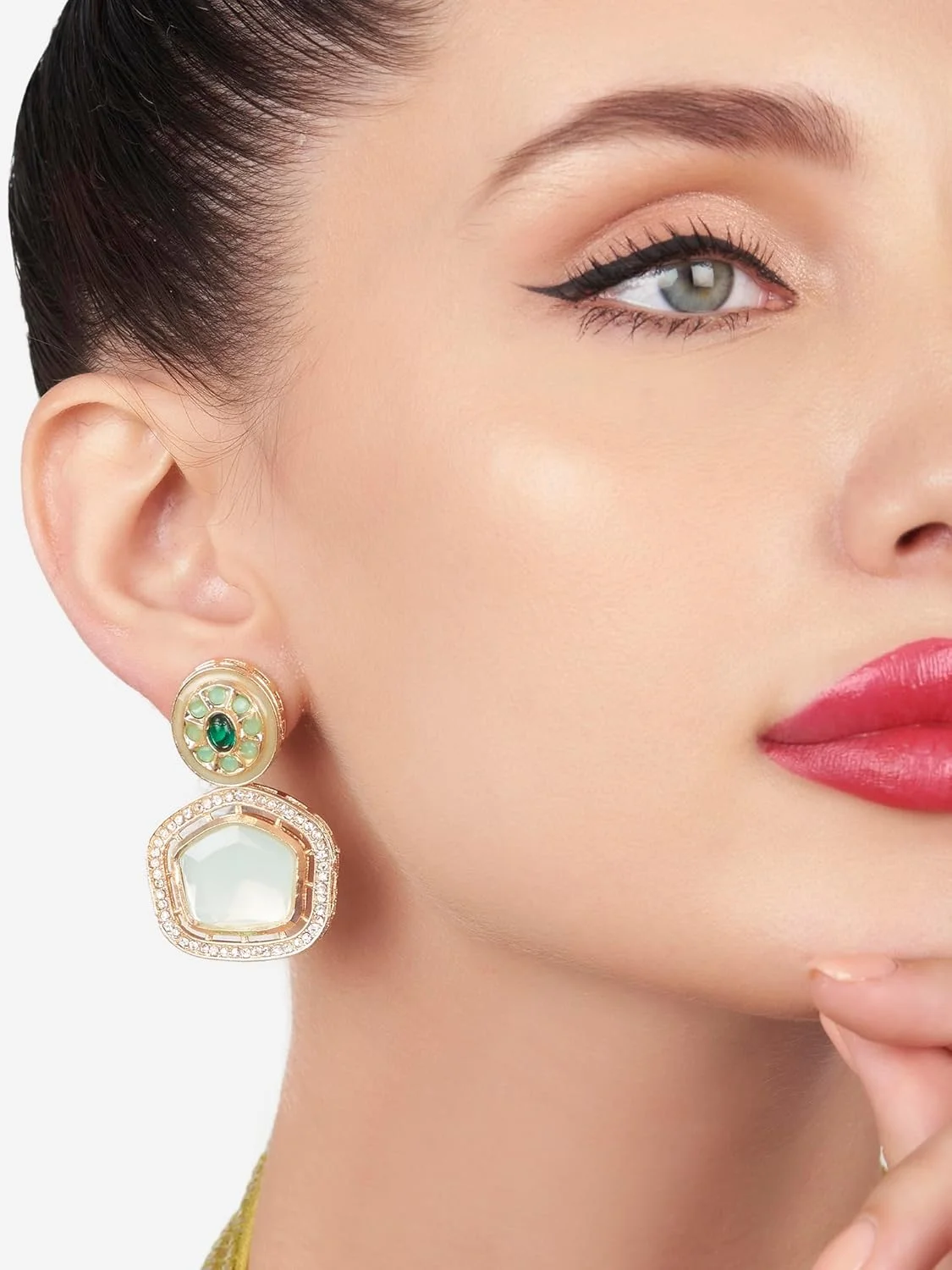 گوشواره آویز زنانه نگین سبز نعنایی و الماس اتریشی درخشان Zaveri Pearls مدل ZPFK16188 گوشواره آویز زنانه نگین سبز نعنایی و الماس اتریشی درخشان Zaveri Pearls مدل ZPFK16188