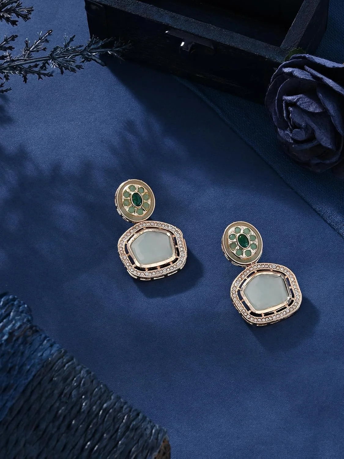 گوشواره آویز زنانه نگین سبز نعنایی و الماس اتریشی درخشان Zaveri Pearls مدل ZPFK16188 گوشواره آویز زنانه نگین سبز نعنایی و الماس اتریشی درخشان Zaveri Pearls مدل ZPFK16188