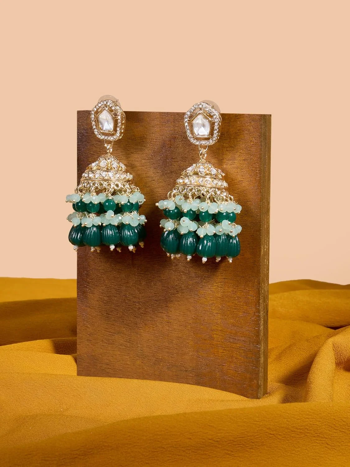 گوشواره زنانه جومکی سنتی Zaveri Pearls با مهره های خوشه ای سبز و الماس های اتریشی درخشان - ZPFK18077 گوشواره زنانه جومکی سنتی Zaveri Pearls با مهره های خوشه ای سبز و الماس های اتریشی درخشان - ZPFK18077