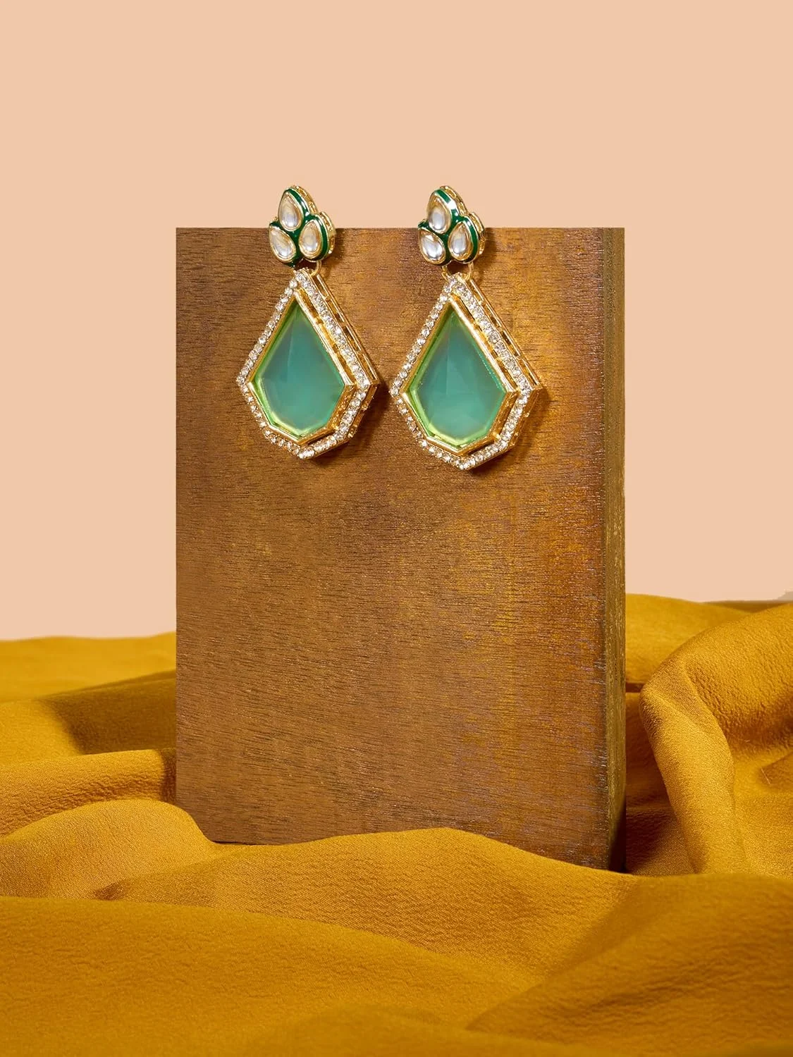 گوشواره آویز زنانه نگین دار سبز نعنایی Zaveri Pearls با میناکاری سبز و نگین های اتریشی - ZPFK18071 گوشواره آویز زنانه نگین دار سبز نعنایی Zaveri Pearls با میناکاری سبز و نگین های اتریشی - ZPFK18071