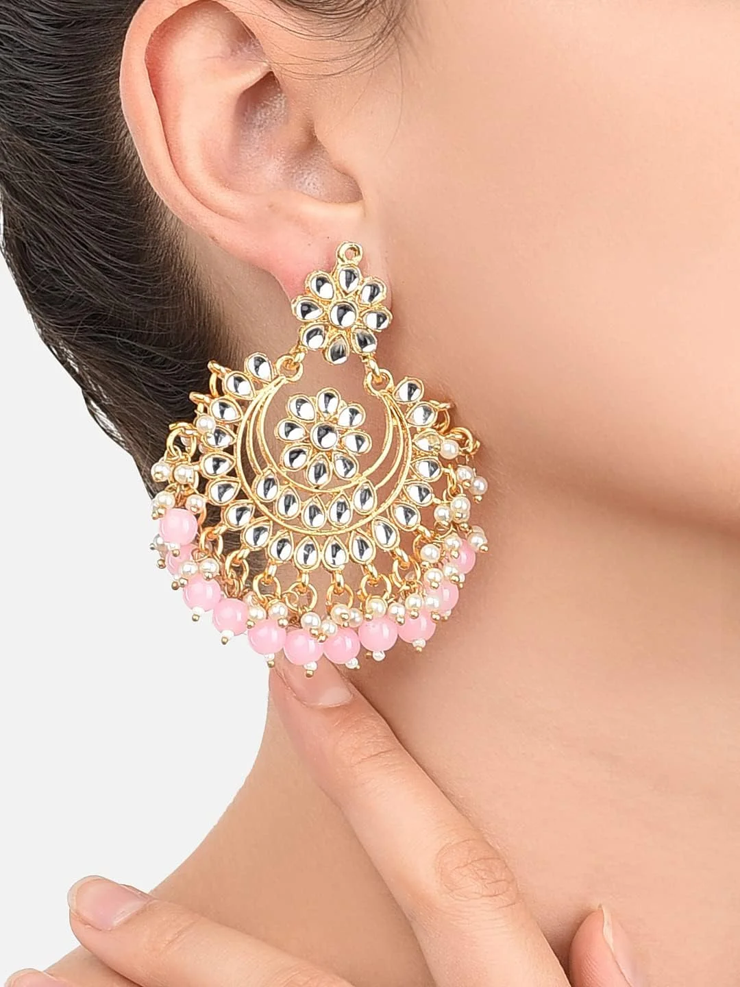 گوشواره آویز چندبالی زنانه ZAVERI PEARLS با روکش طلایی، نگین های کندن سنتی و مهره های صورتی، آبکاری طلای 22 عیار مدل ZPFK8663 گوشواره آویز چندبالی زنانه ZAVERI PEARLS با روکش طلایی، نگین های کندن سنتی و مهره های صورتی، آبکاری طلای 22 عیار مدل ZPFK8663