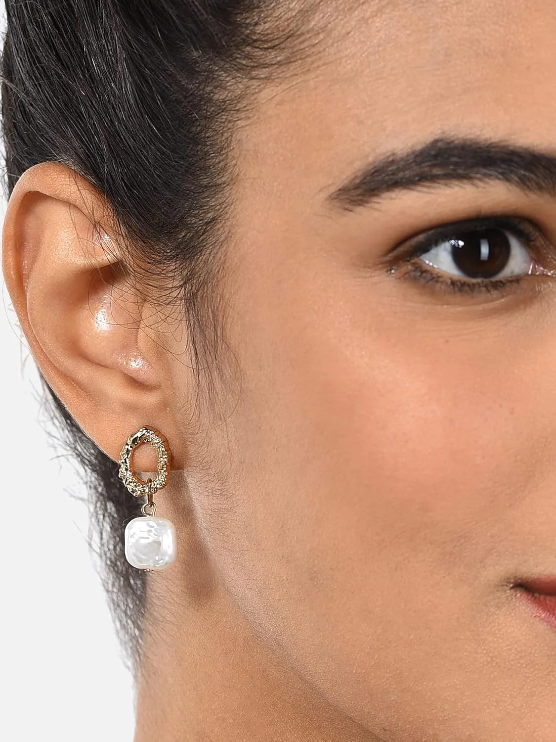 ZAVERI PEARLS ست طلایی شامل 20 عدد گوشواره مرواریدی مدرن، میخی و حلقه ای - Zpfk10650 ZAVERI PEARLS ست طلایی شامل 20 عدد گوشواره مرواریدی مدرن، میخی و حلقه ای - Zpfk10650