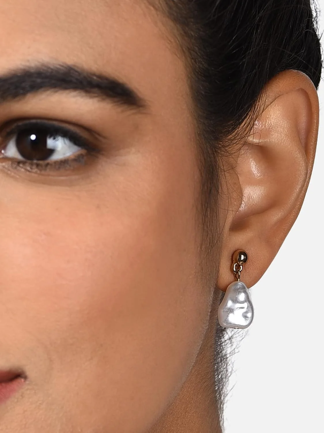 ZAVERI PEARLS ست طلایی شامل 20 عدد گوشواره مرواریدی مدرن، میخی و حلقه ای - Zpfk10650 ZAVERI PEARLS ست طلایی شامل 20 عدد گوشواره مرواریدی مدرن، میخی و حلقه ای - Zpfk10650